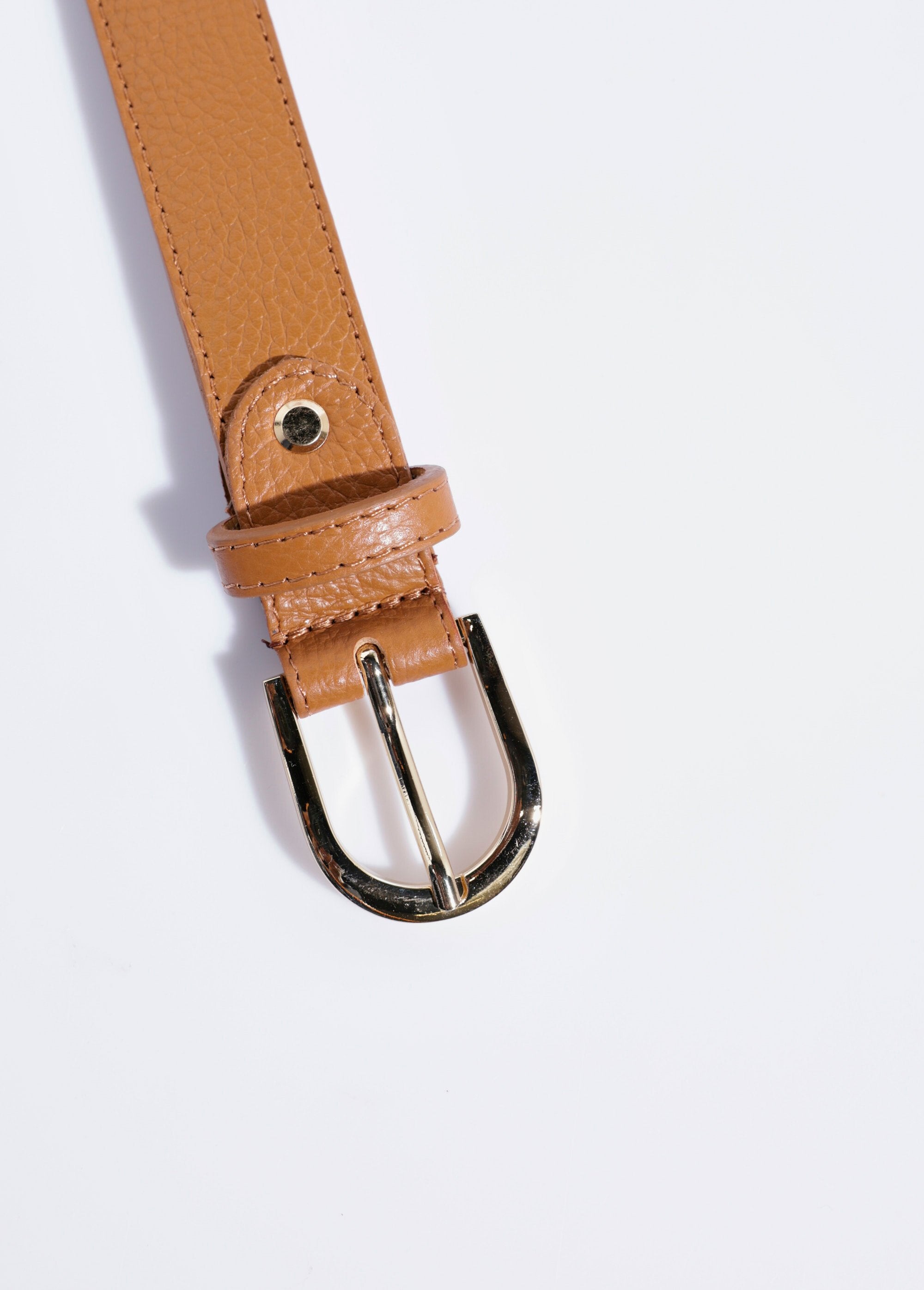 Grained_leather_belt_with_metal_buckle_camel_DE1_slim