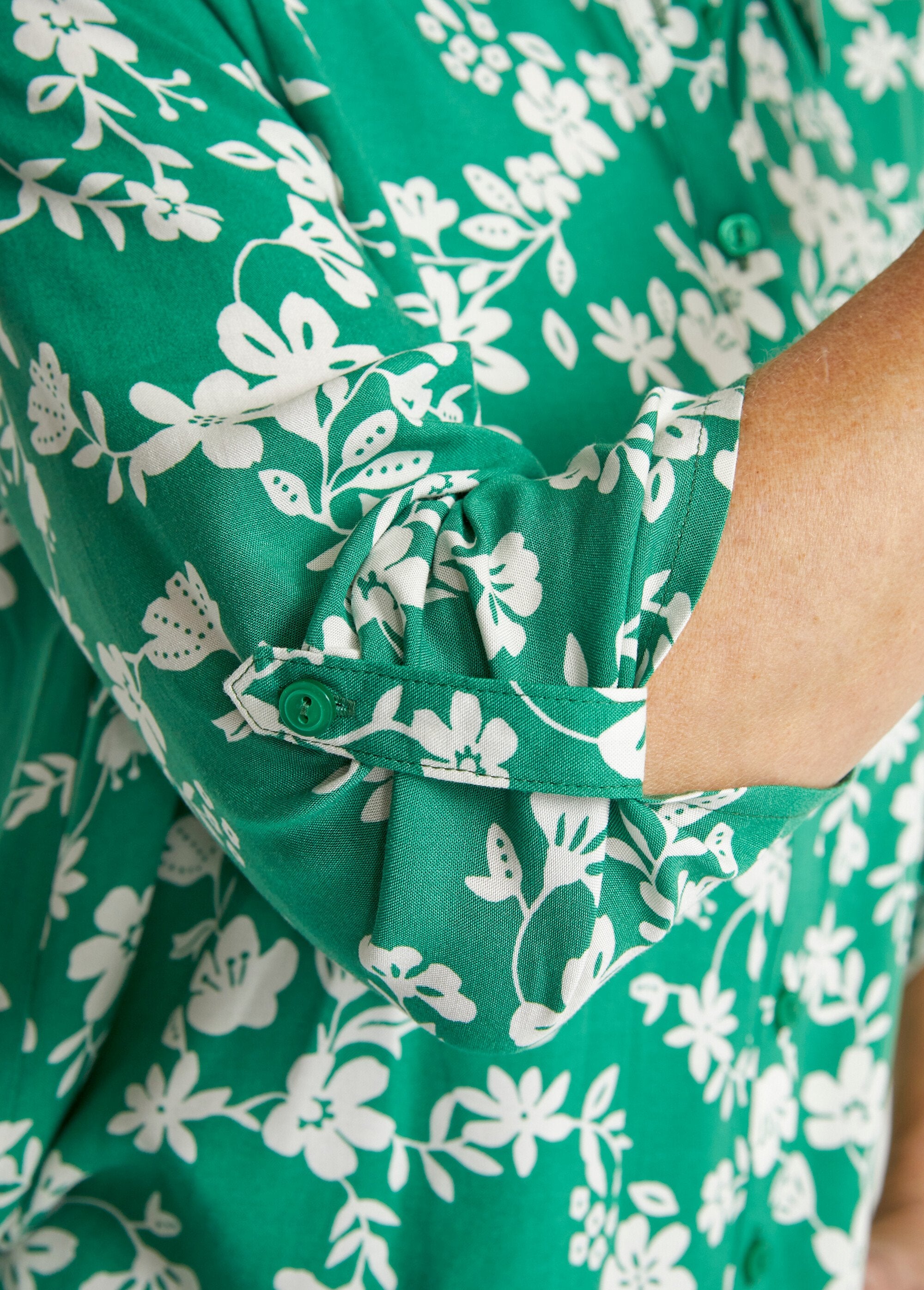 Printed_blouse_with_3/4_sleeves_and_longer_back_Green_and_white_DE3_slim