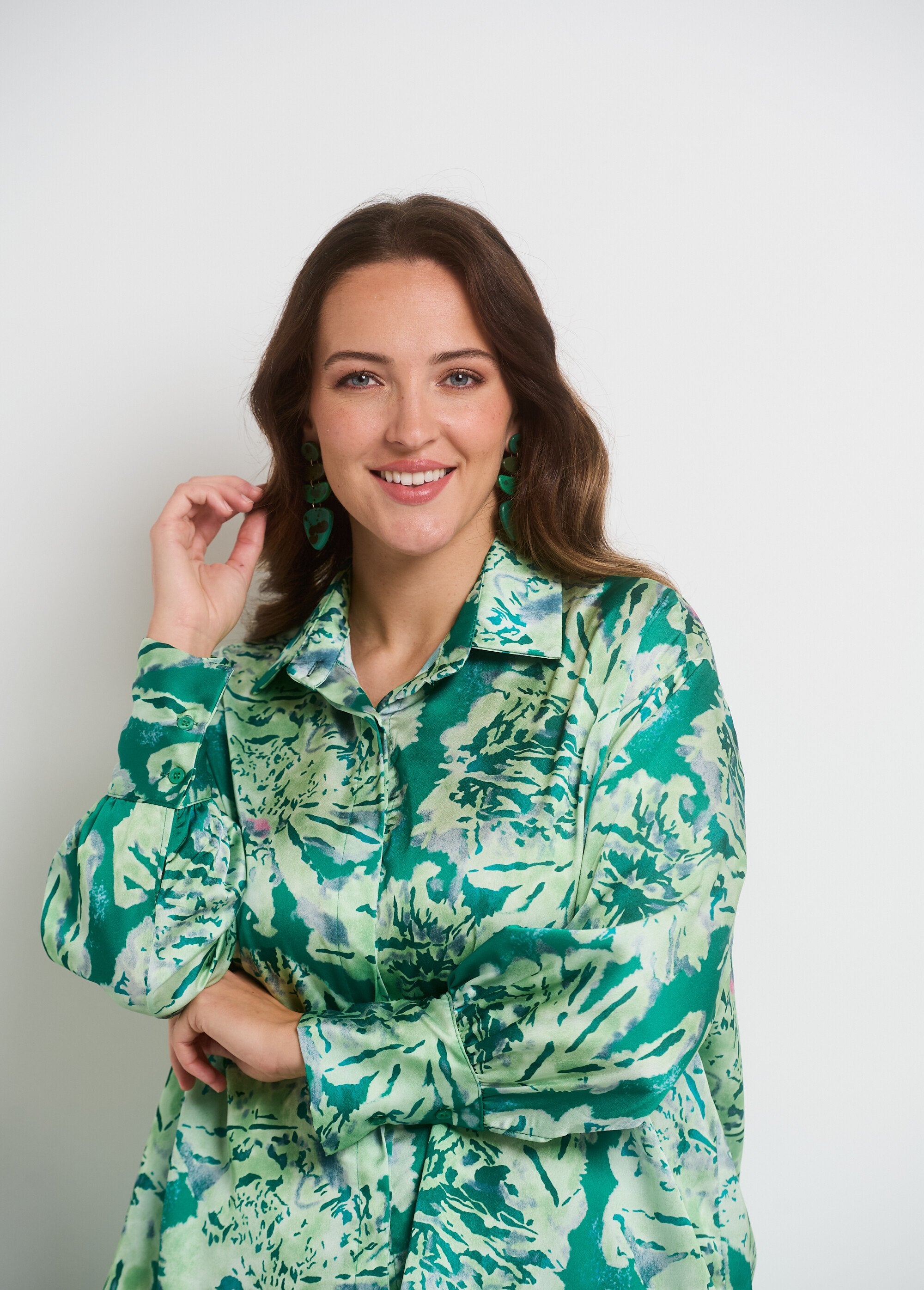 Watercolor_satin_blouse_with_long_sleeves_Green_DE1_curvy