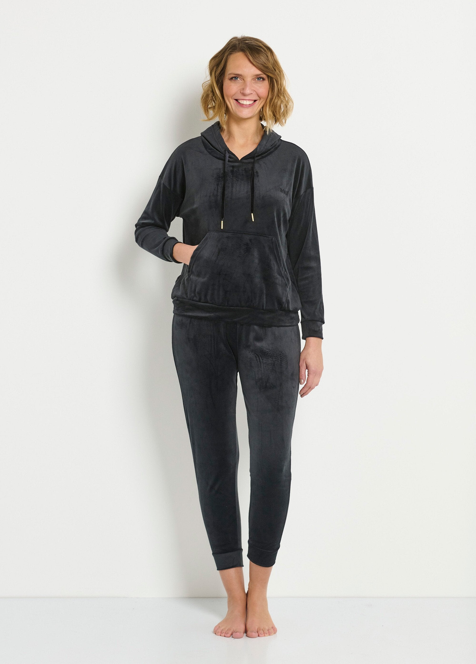 Hooded_velvet_pajamas_Black_FA1_slim