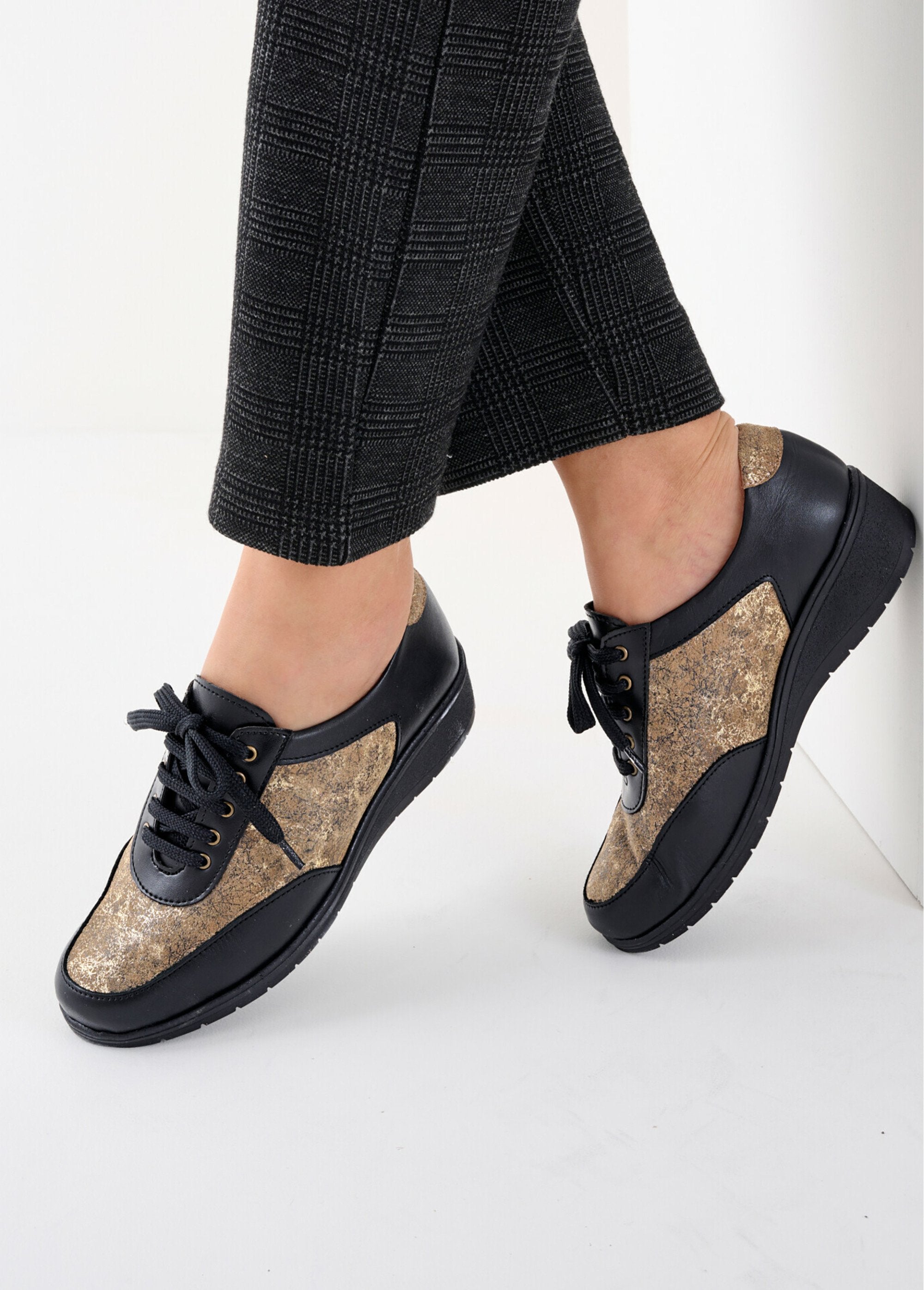 Comfort_width_lace-up_leather_derbies_Black_and_gold_SF1_slim