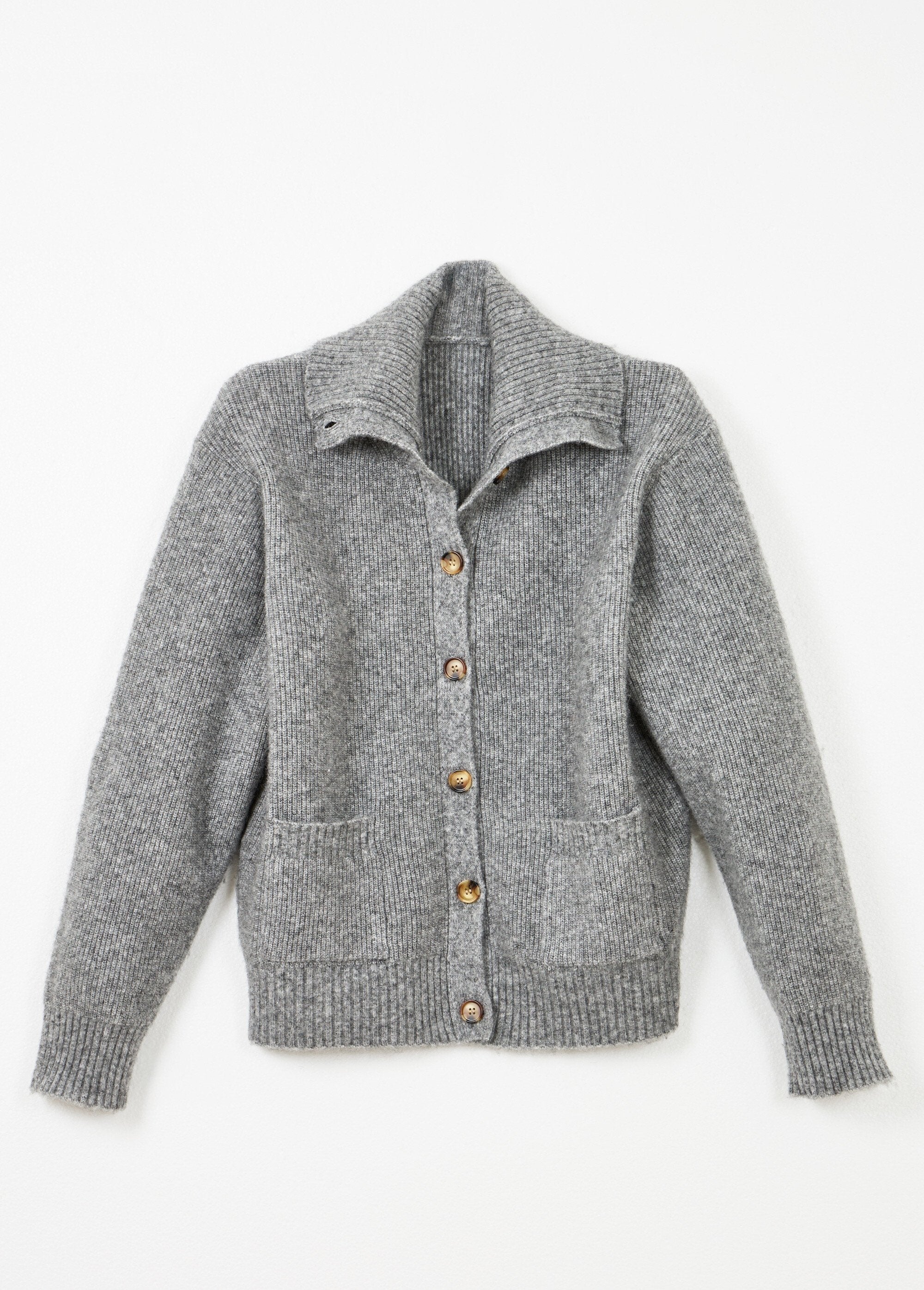Warm_ribbed_button-down_cardigan_with_wool_and_recycled_fibers_Heather_gray_AP1_slim
