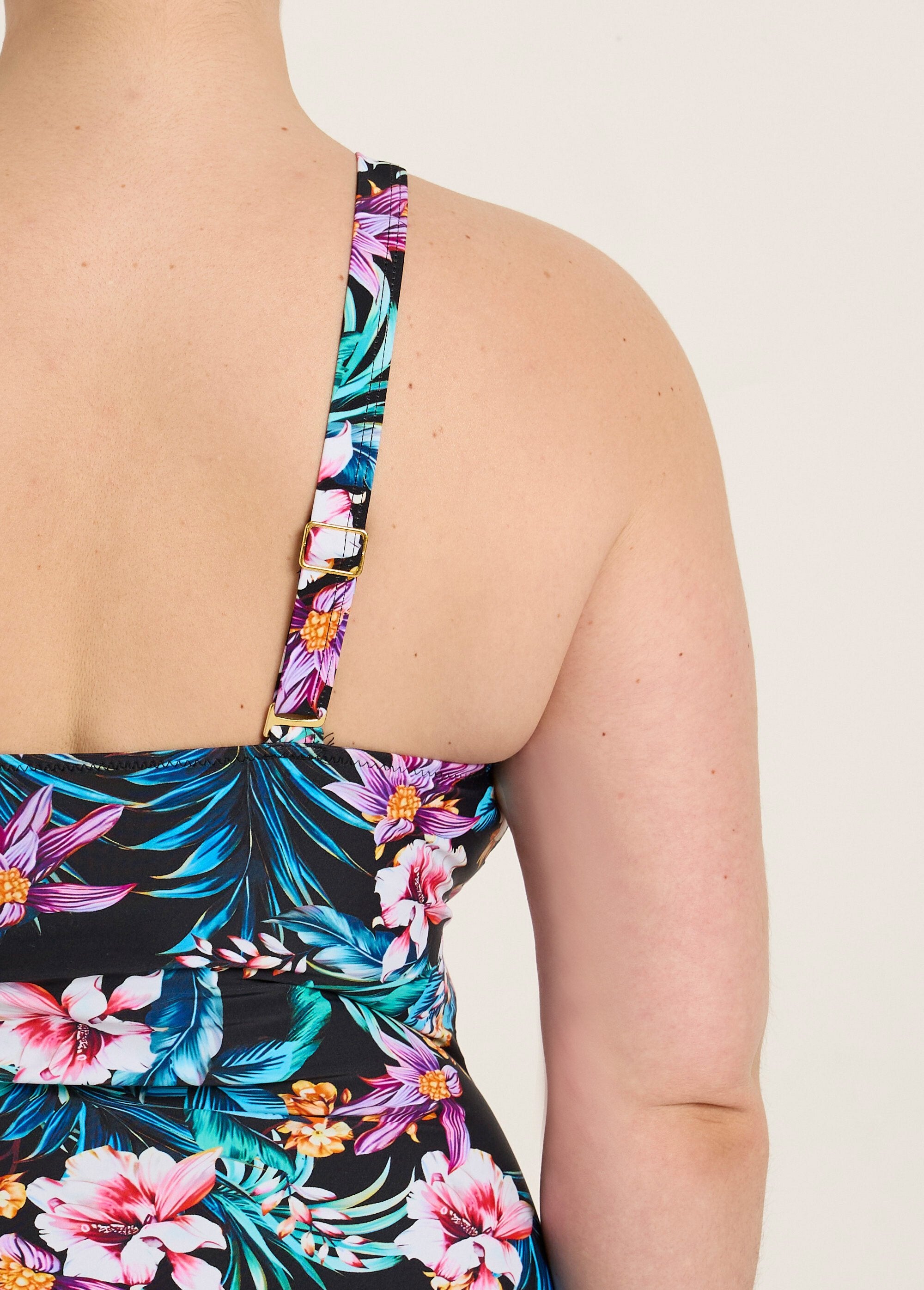 Exotic_1-piece_draped_swimsuit_Black_prints_DE2_curvy