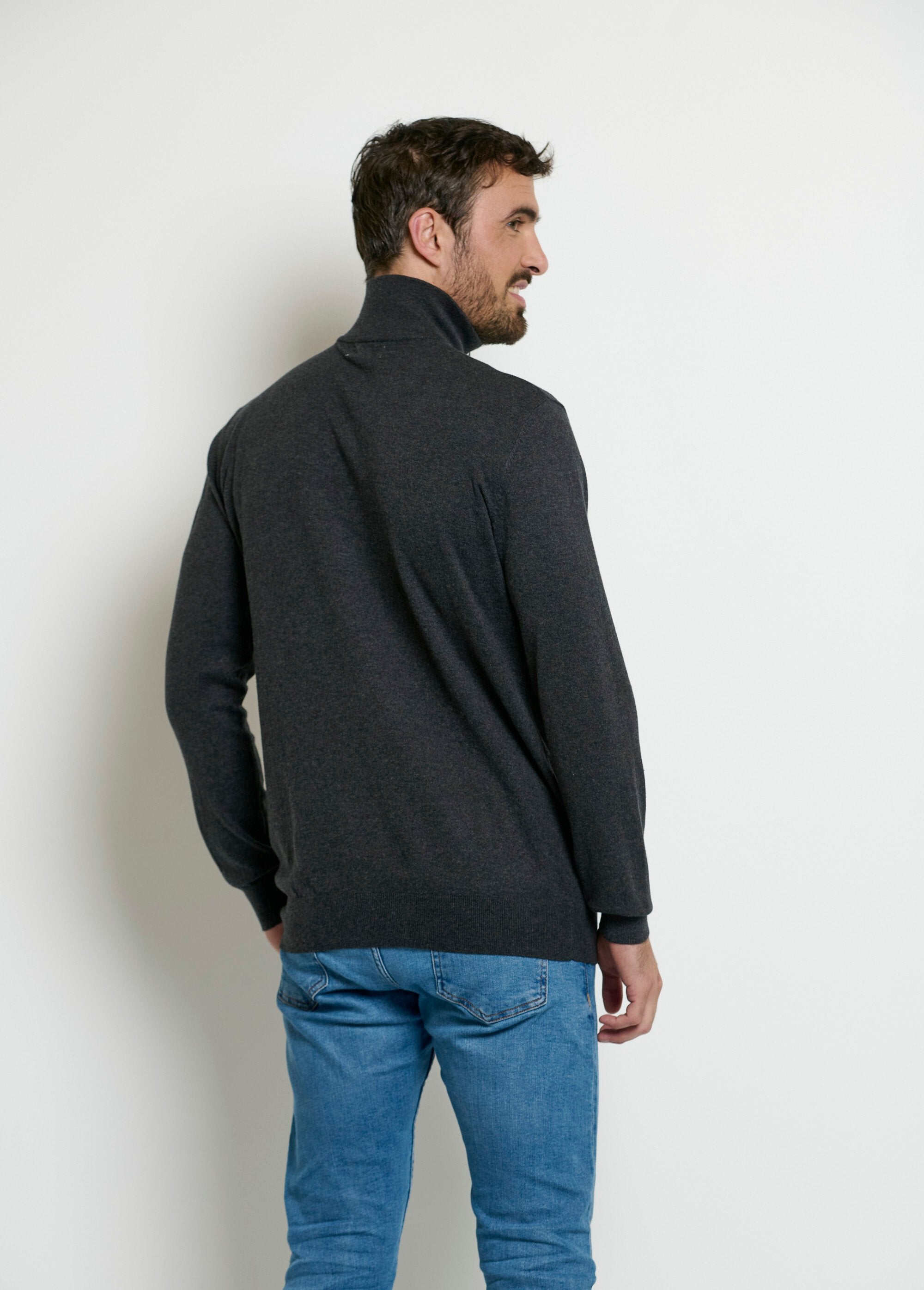 Contrasting_zip-up_trucker-neck_sweater_Gray_DO1_slim
