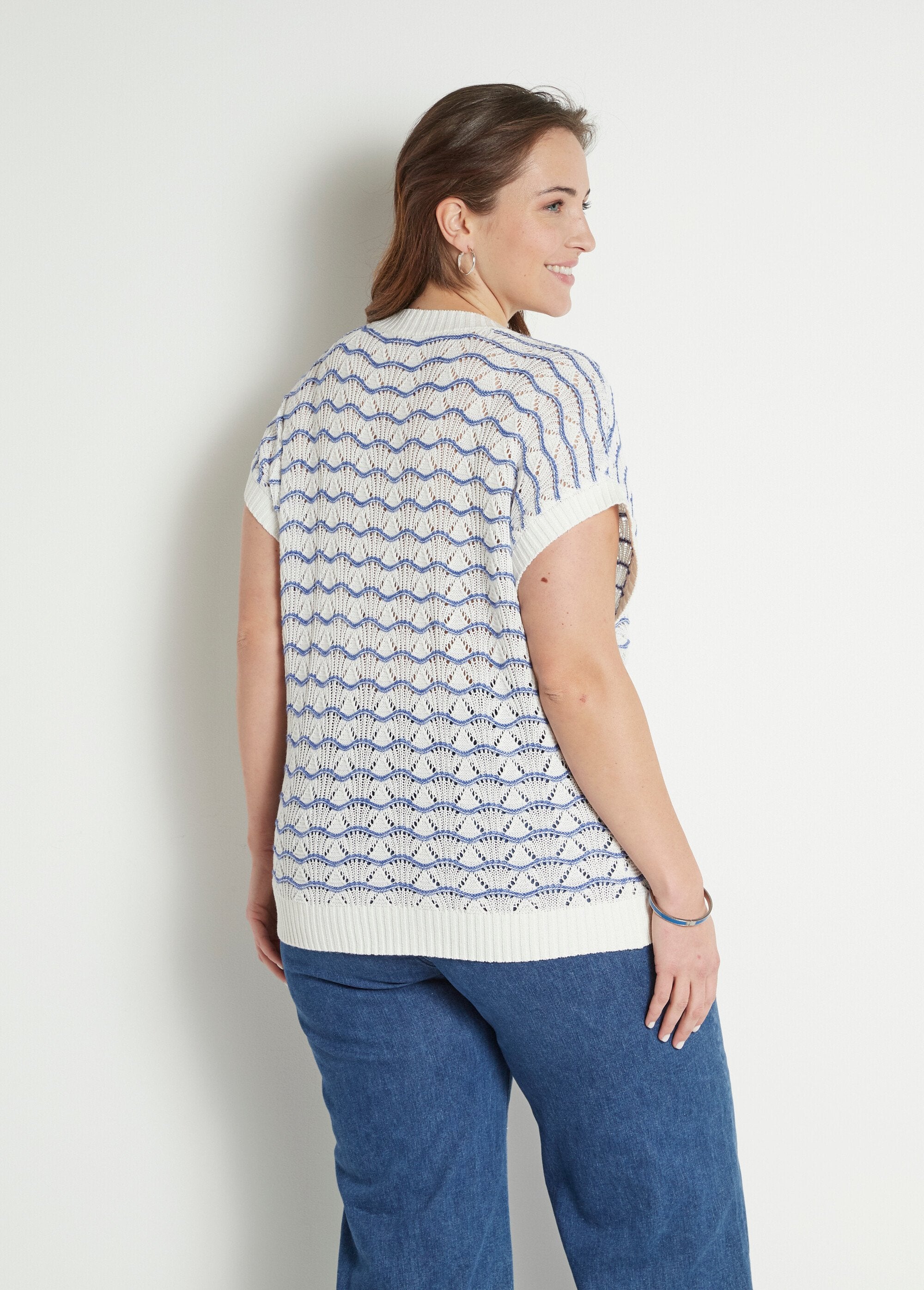 Two-tone_openwork_V-neck_sleeveless_sweater_Ecru_and_blue_DO1_curvy