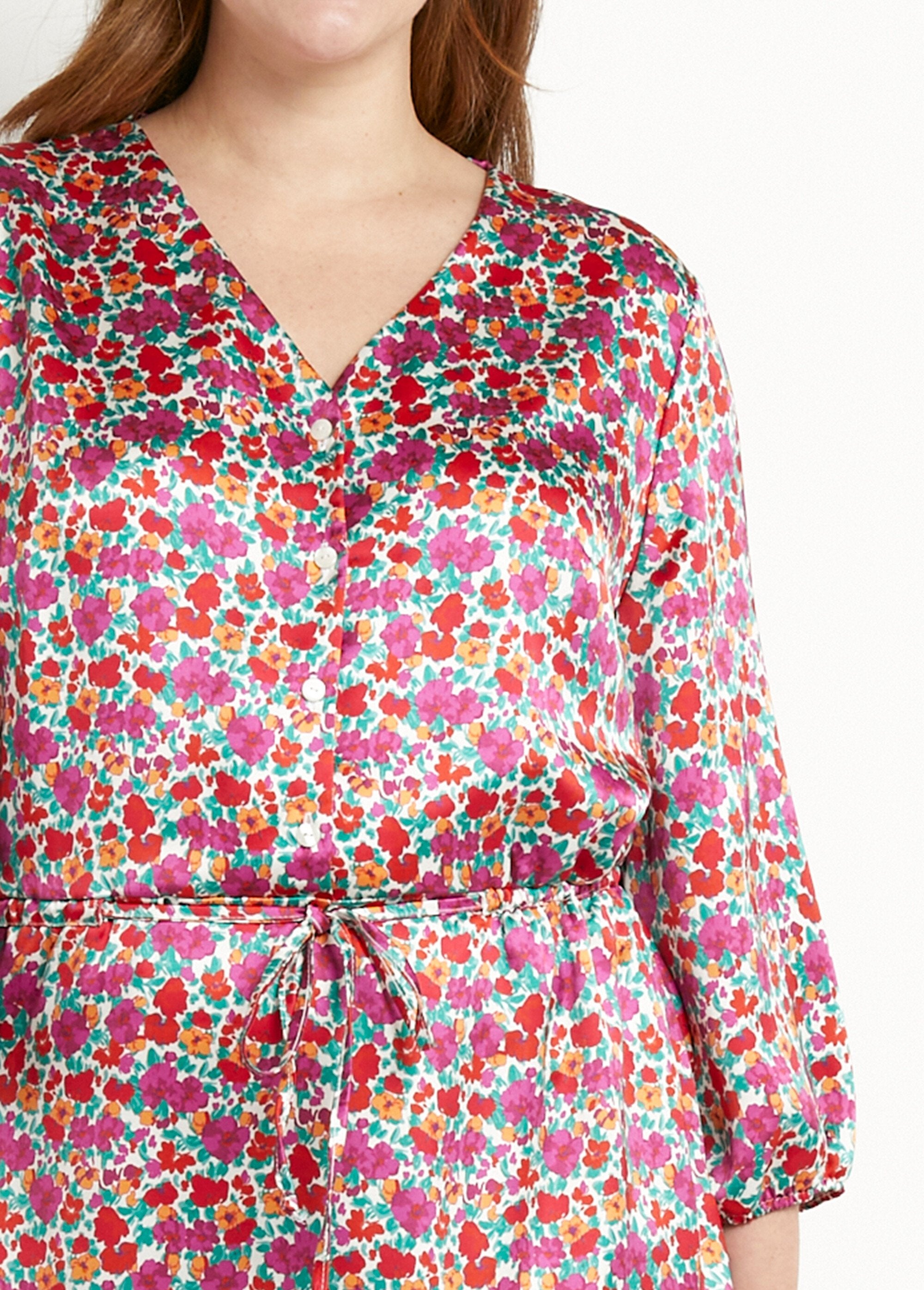Short_flared_dress_with_floral_satin_and_buttoned_V-neck_Multicolor_DE1_curvy