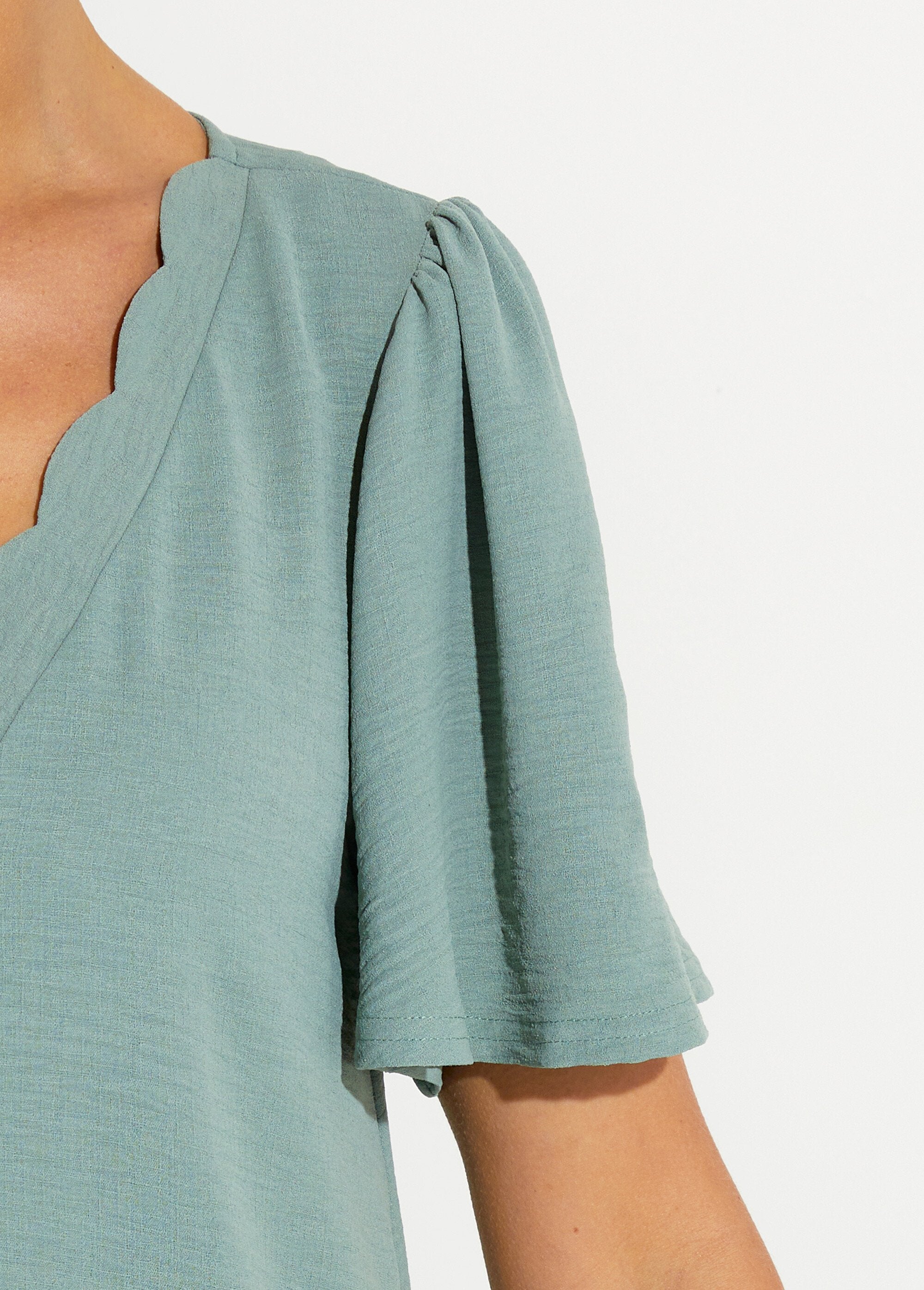 Robe_droite_courte_col_V_festonné_Vert_sauge_DE2_slim