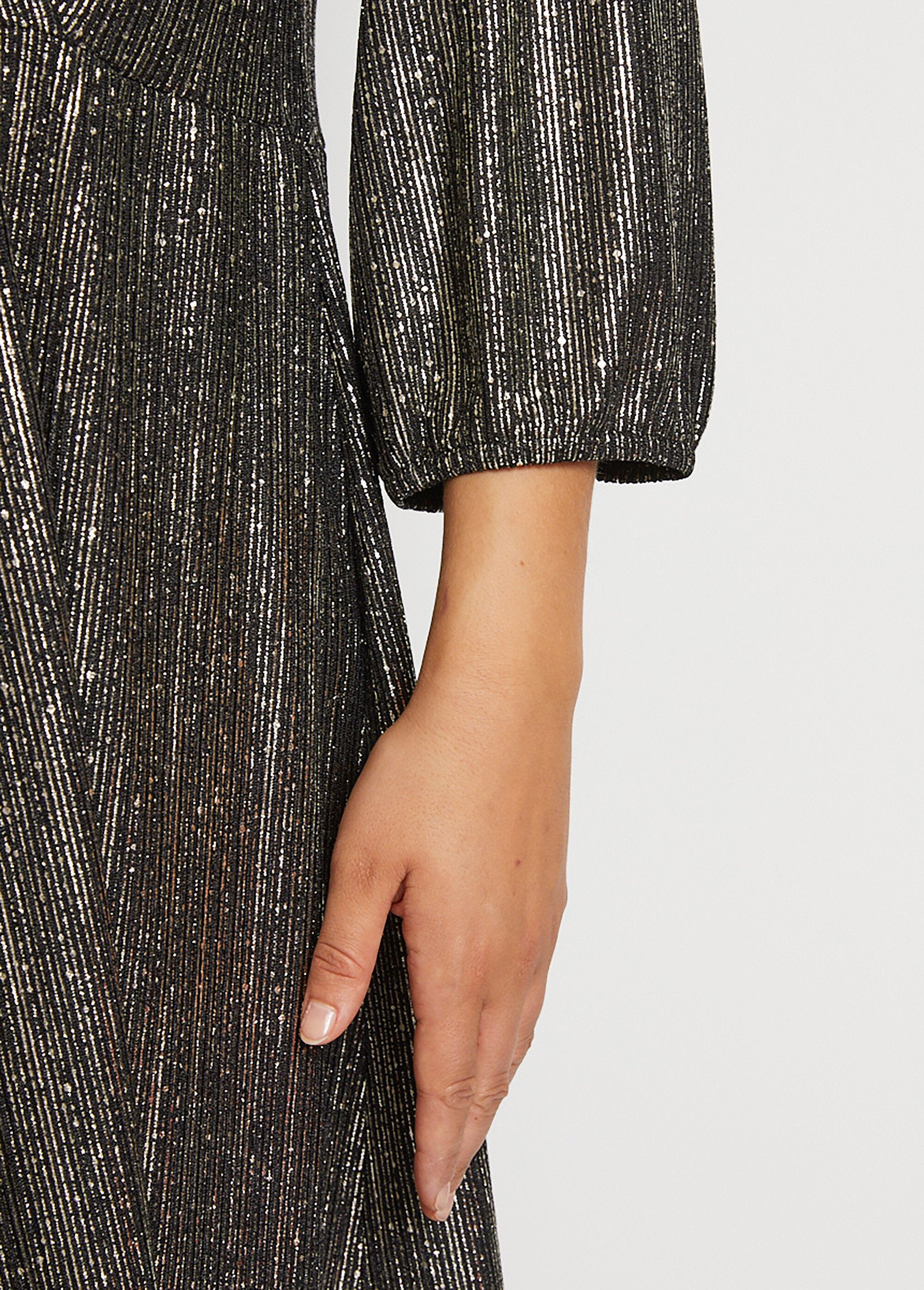 Sparkling_wrap-neck_dress_Black_and_gold_DE2_curvy