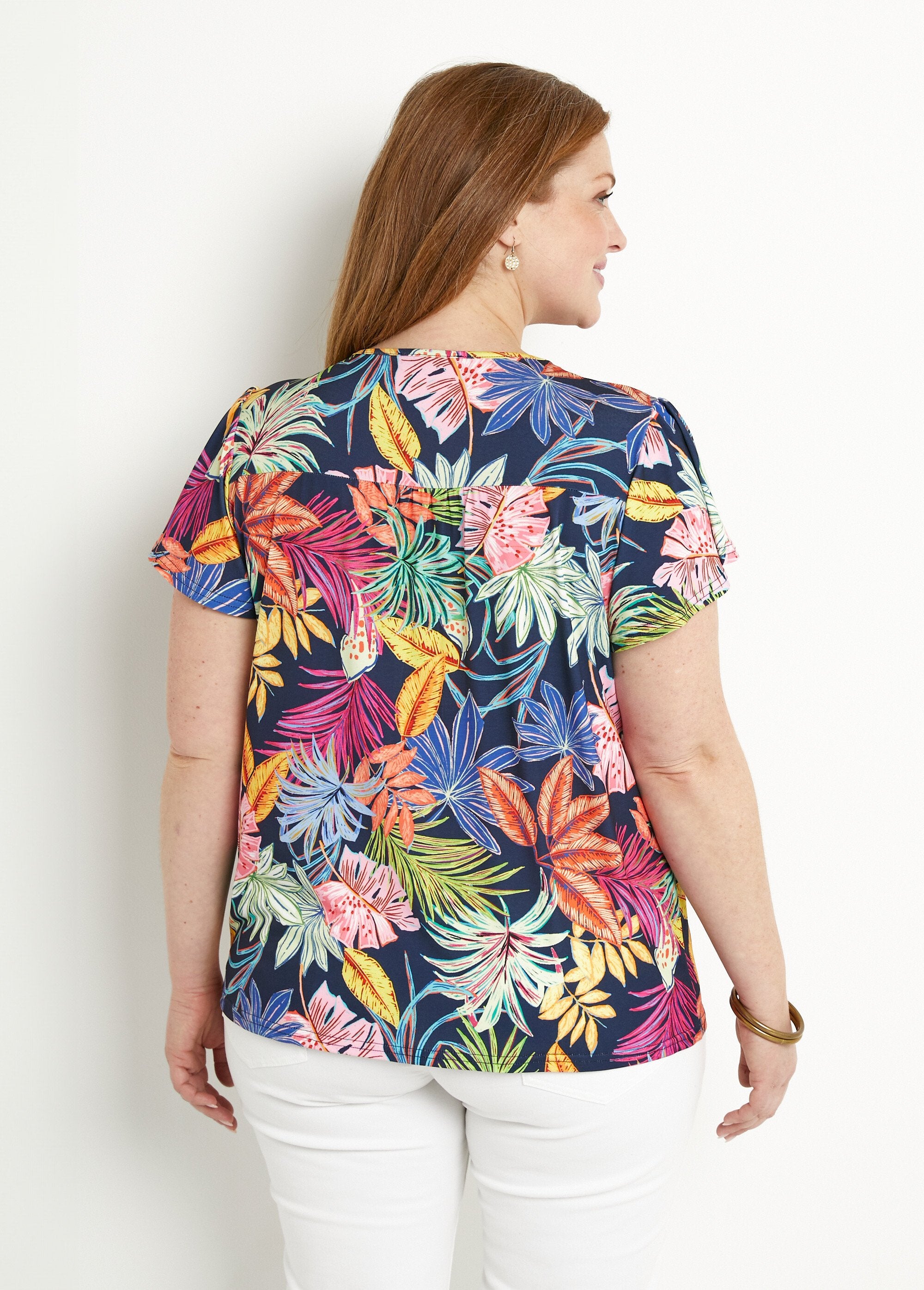 Loose_V-neck_leaf_print_short-sleeved_T-shirt_Navy_and_pink_DO1_curvy
