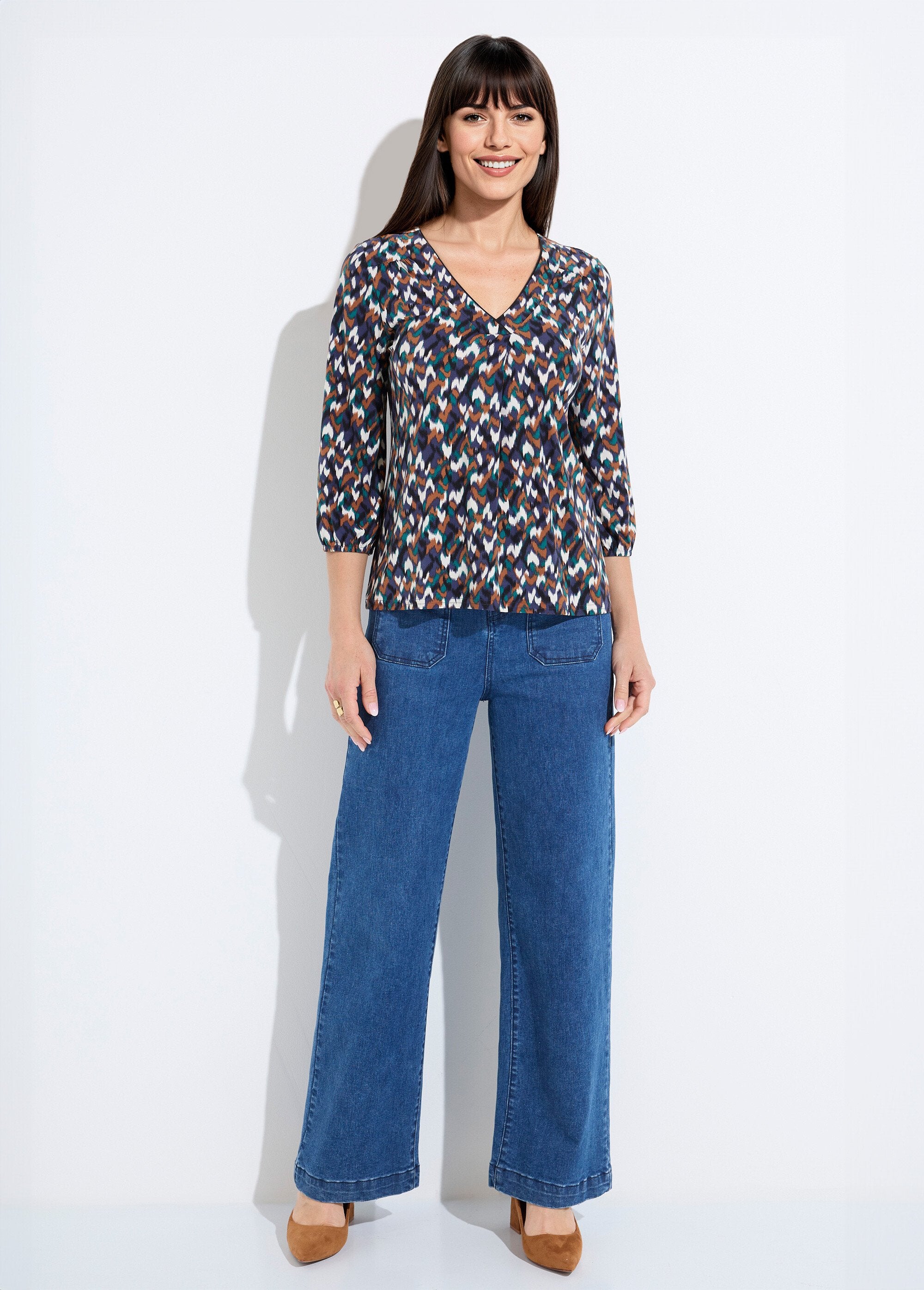 Loose_V-neck_t-shirt_with_3/4_sleeves_and_graphic_print_Navy_and_green_SF1_slim