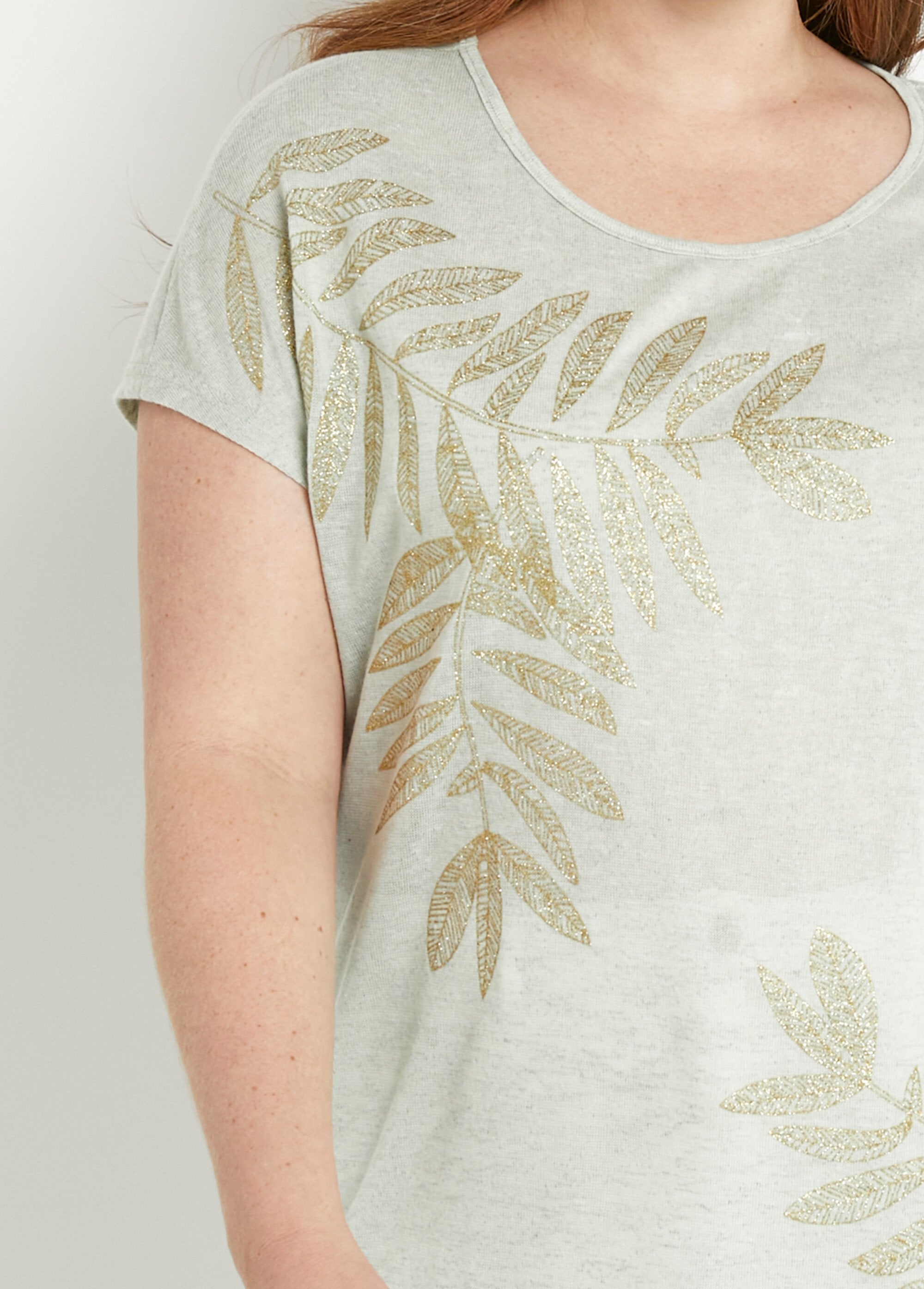 Round_neck_t-shirt_with_slub_knit_and_gold_pattern_Sage_DE1_curvy