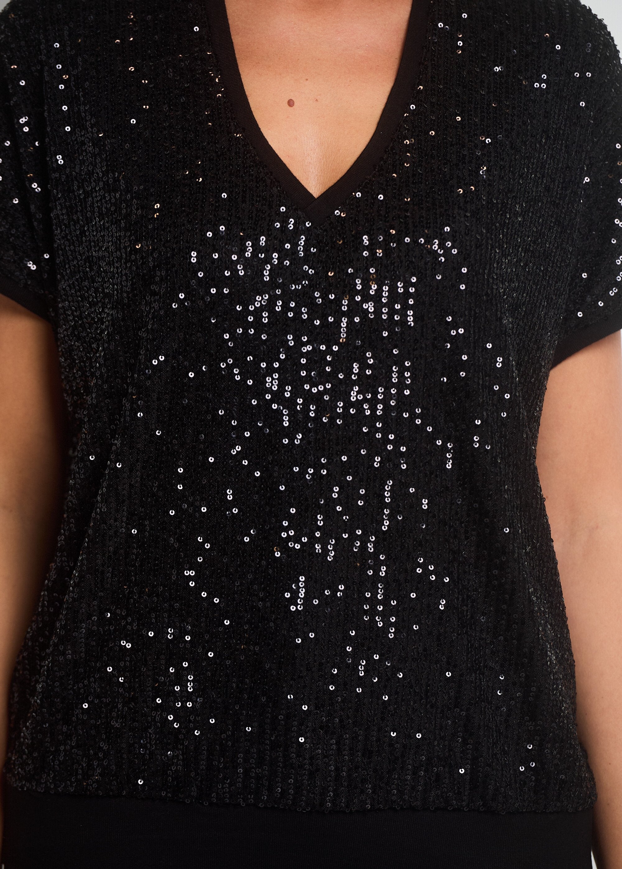 V-neck_mesh_t-shirt_with_sequins_Solid_black_DE2_slim
