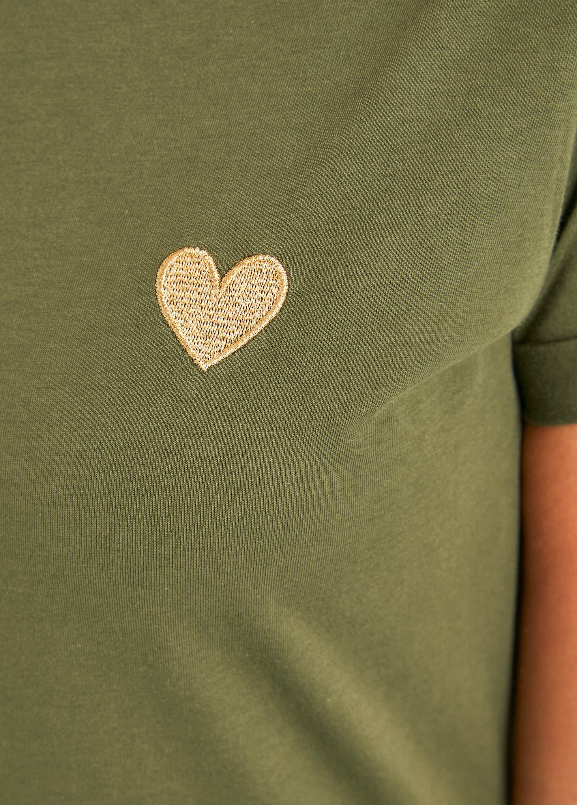 Round_neck_T-shirt_with_heart_embroidery_on_the_chest_Khaki_DE2_slim