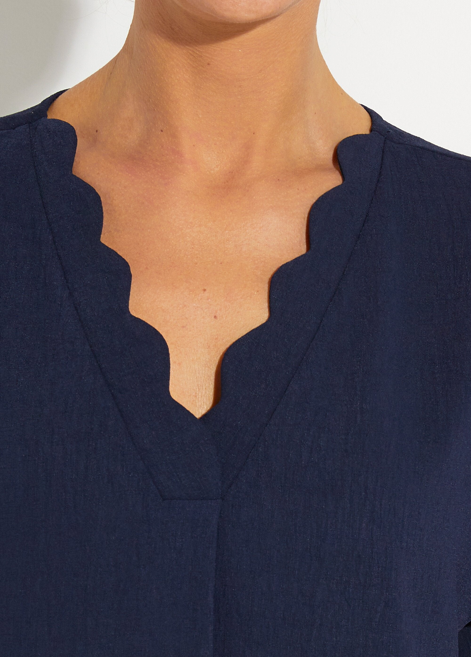 Top_manches_courtes_col_V_festonné_Marine_DE2_slim