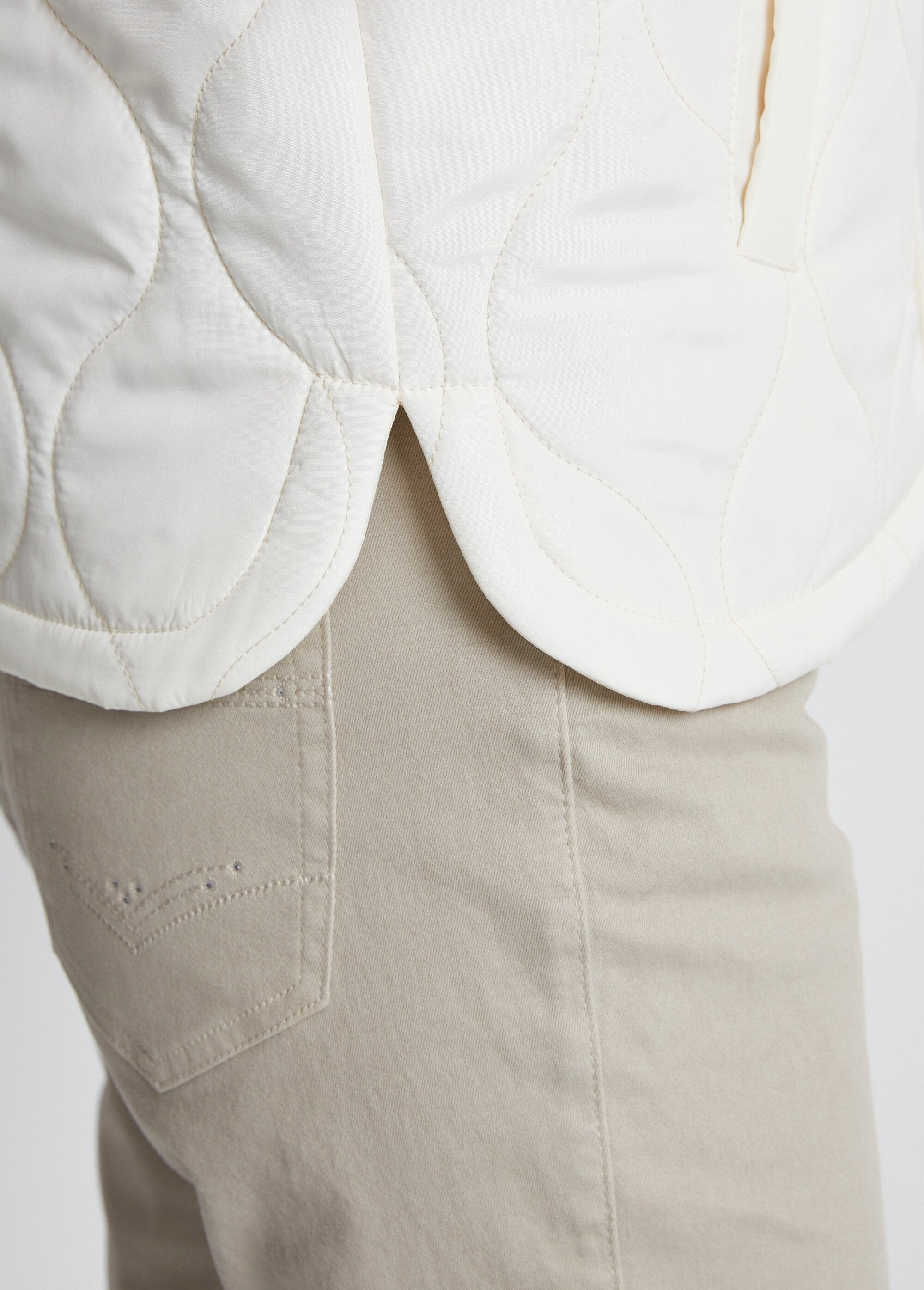 Short_quilted_jacket_with_press_studs_Ecru_DE2_slim