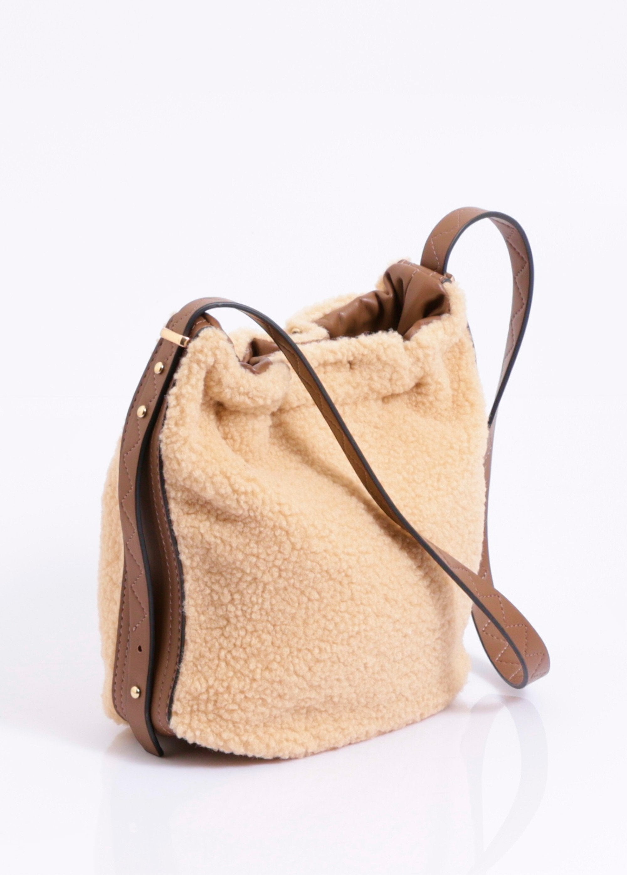 Bucket_bag_in_a_sheepskin_style,_faux_leather_Ecru_DE1_slim