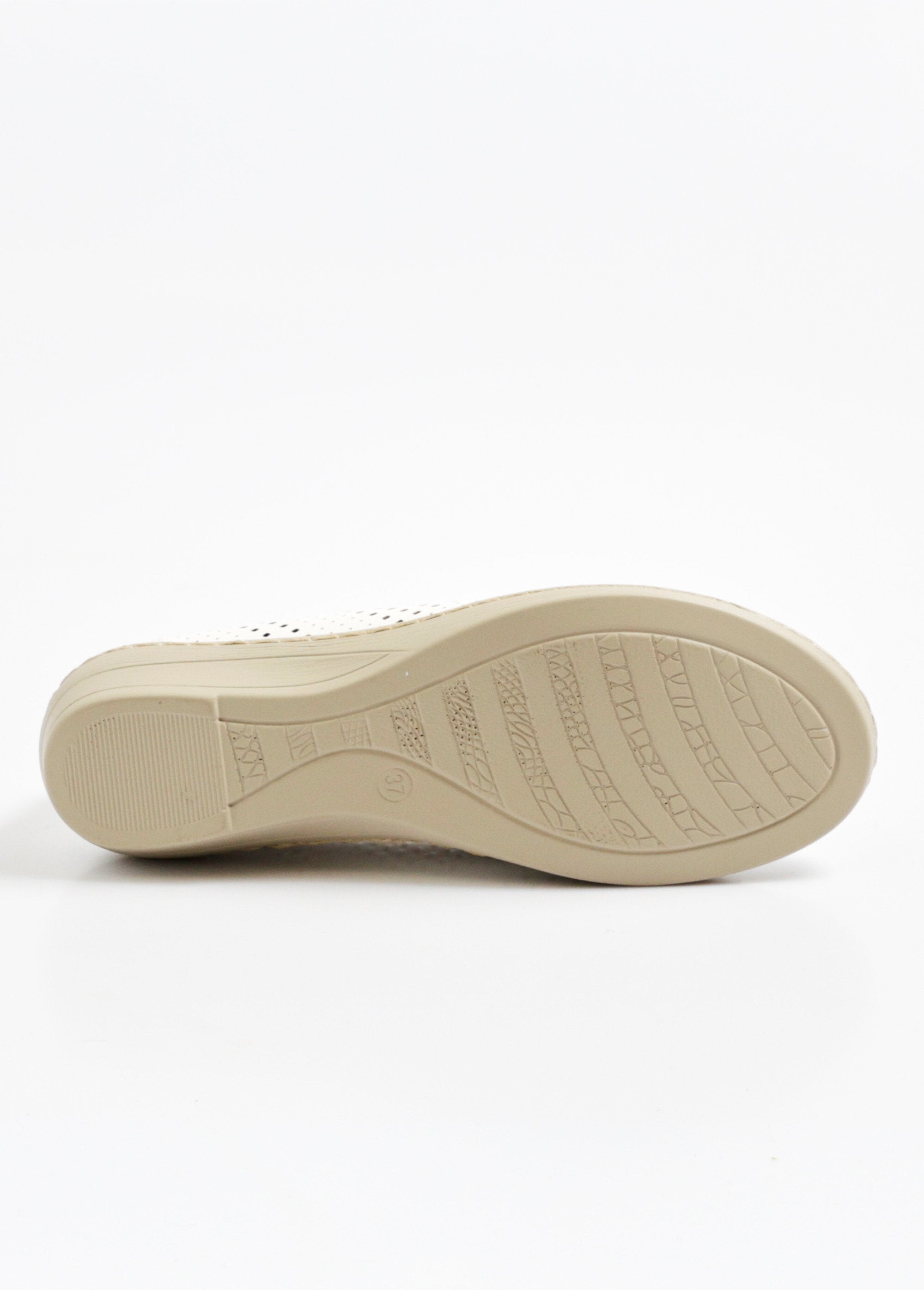 Openwork_ballerinas_with_open_toe_White_UN1_slim