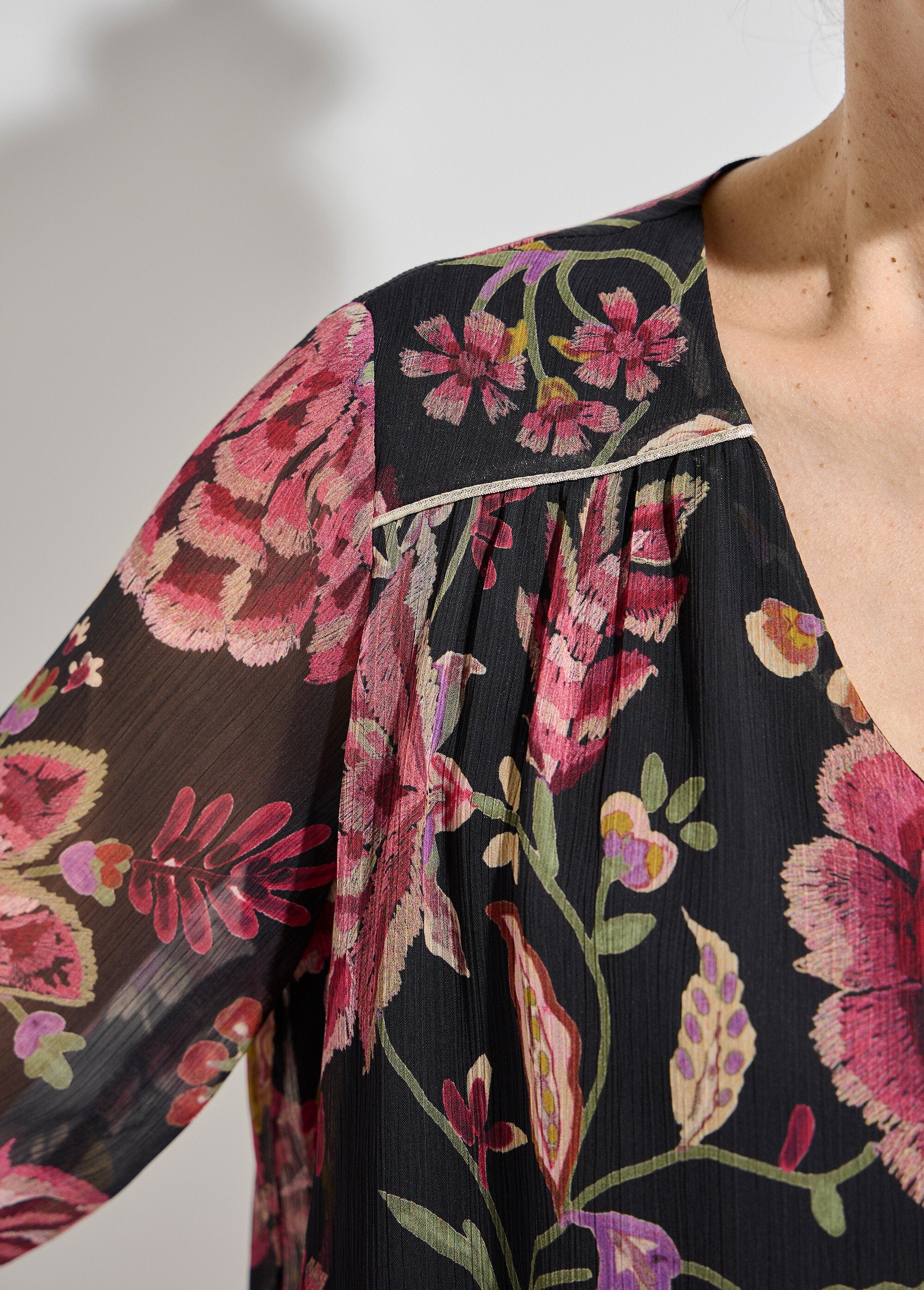 V-neck_long-sleeved_floral_voile_blouse_Black_and_plum_DE1_slim