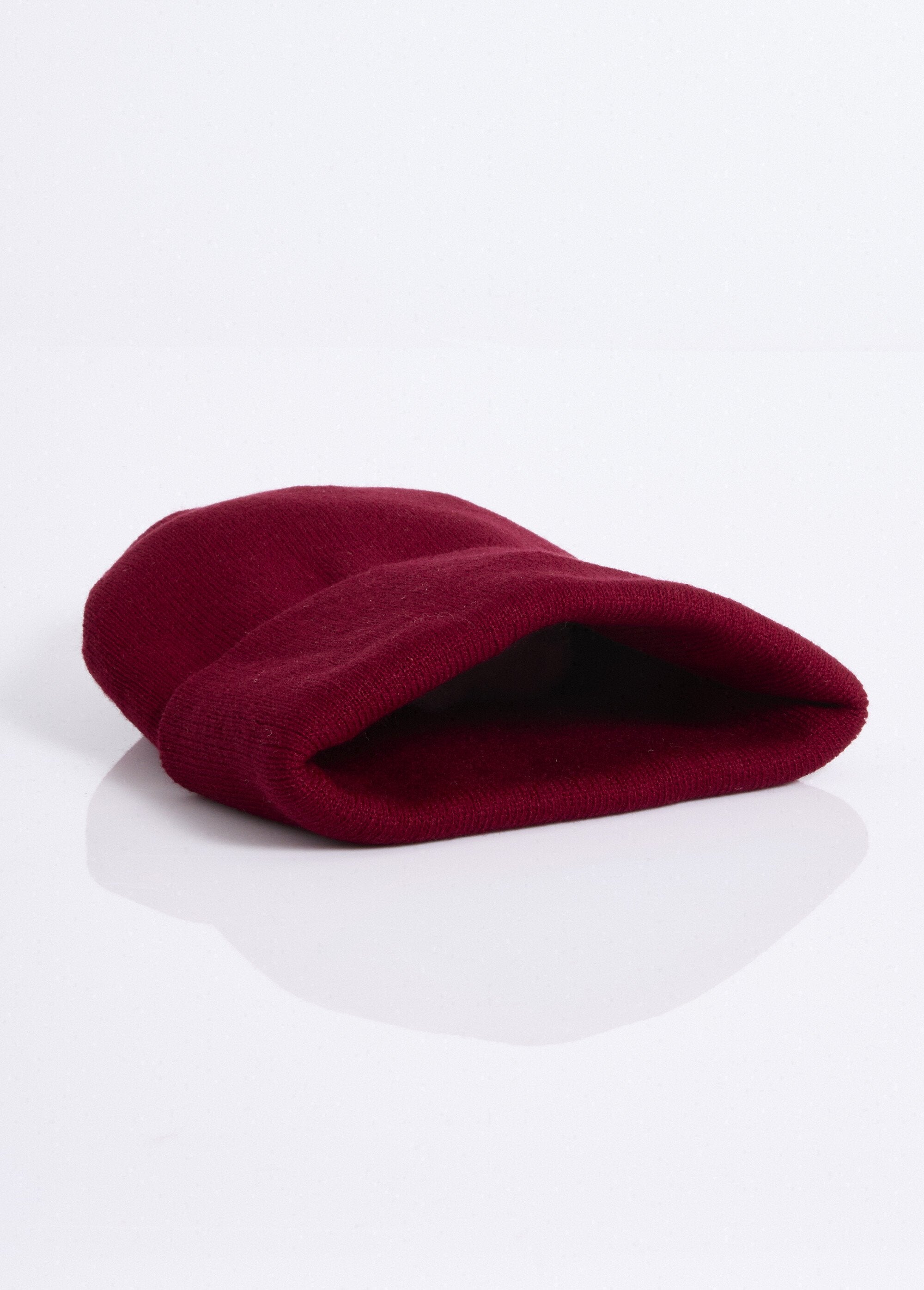 Fine_knit_hat_with_cuffs_Bordeaux_DE1_slim