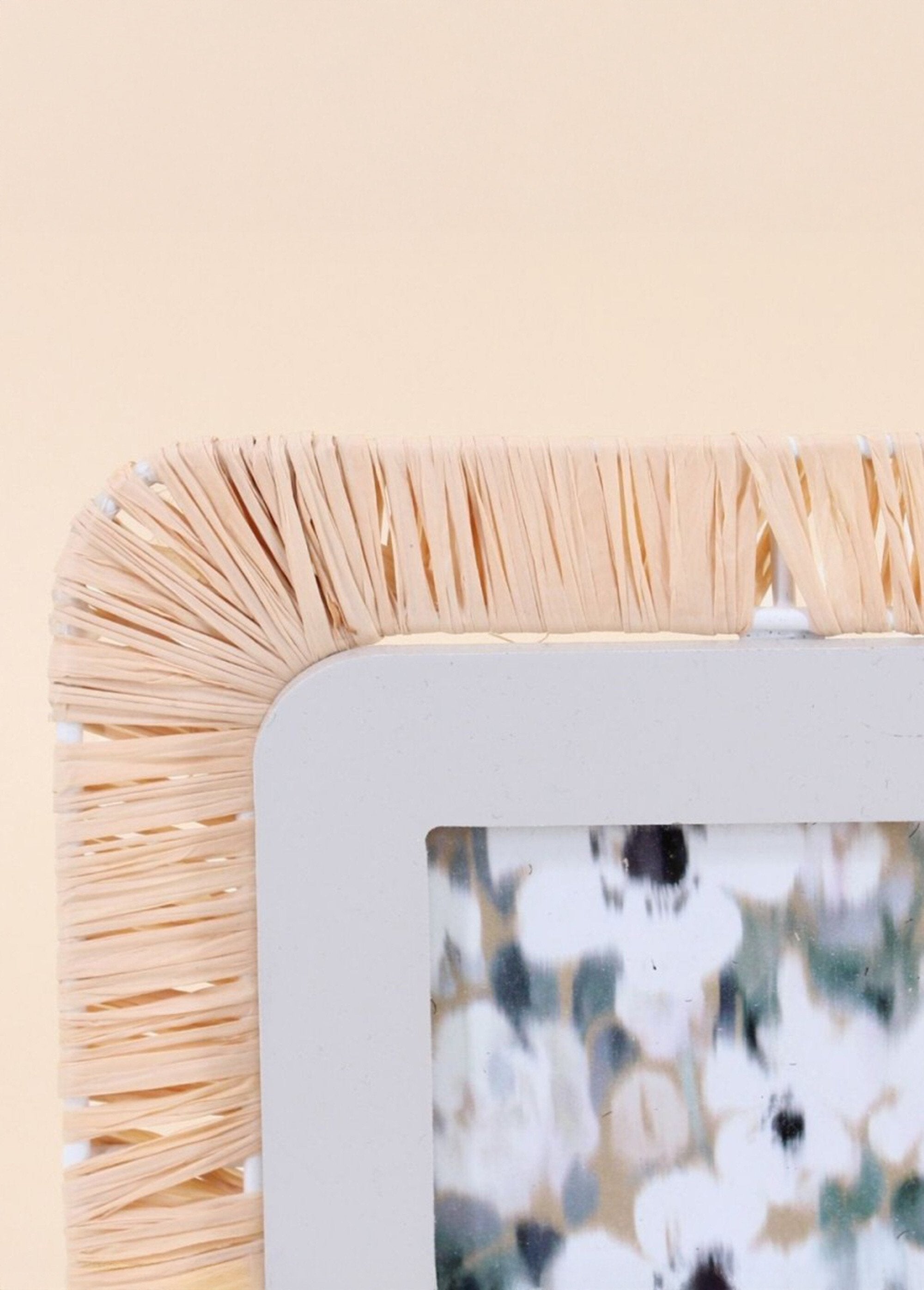 Square_photo_frame_with_raffia_decoration_Natural_DE2_slim