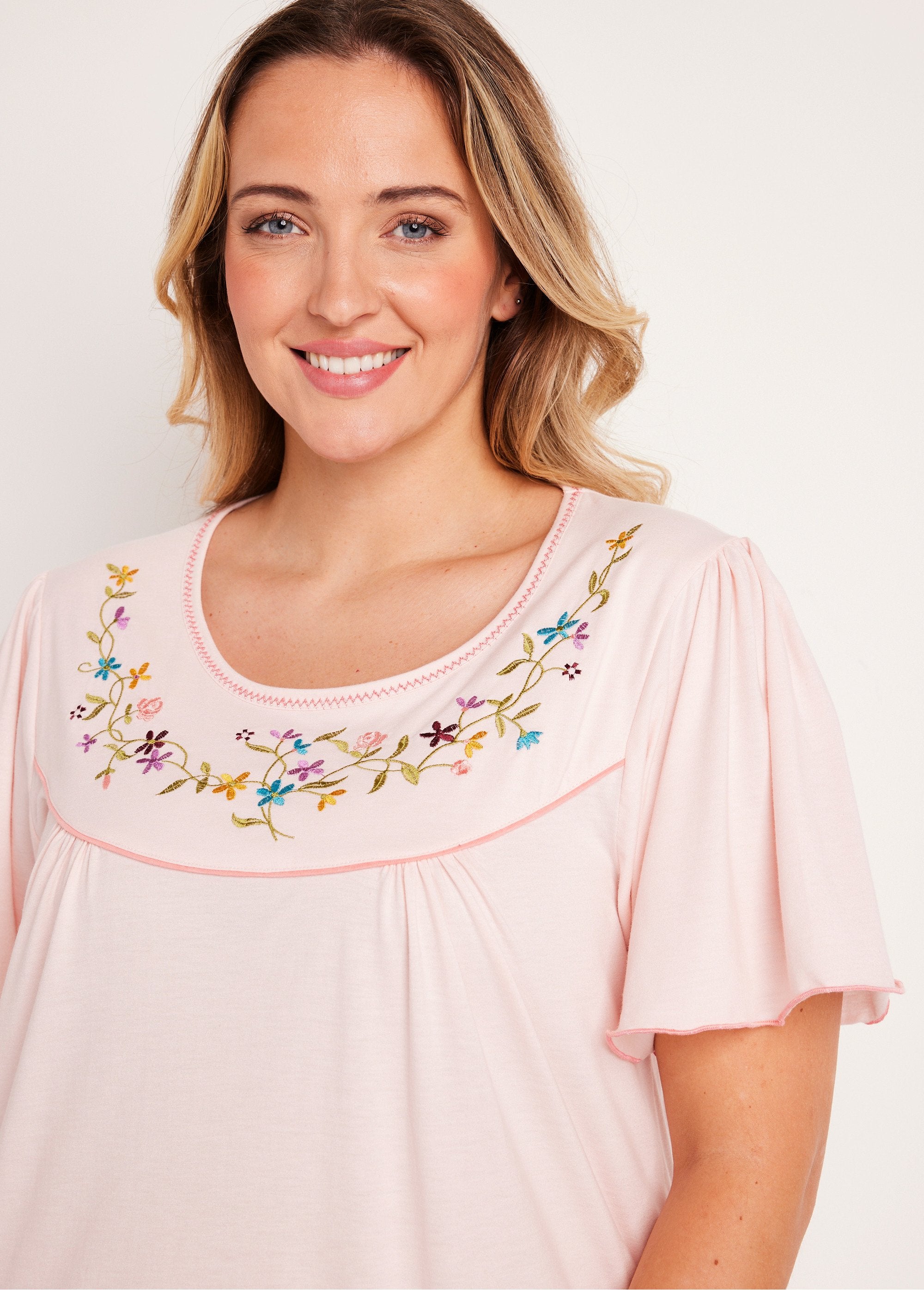 Loose_embroidered_nightgown_Light_pink_DE1_curvy