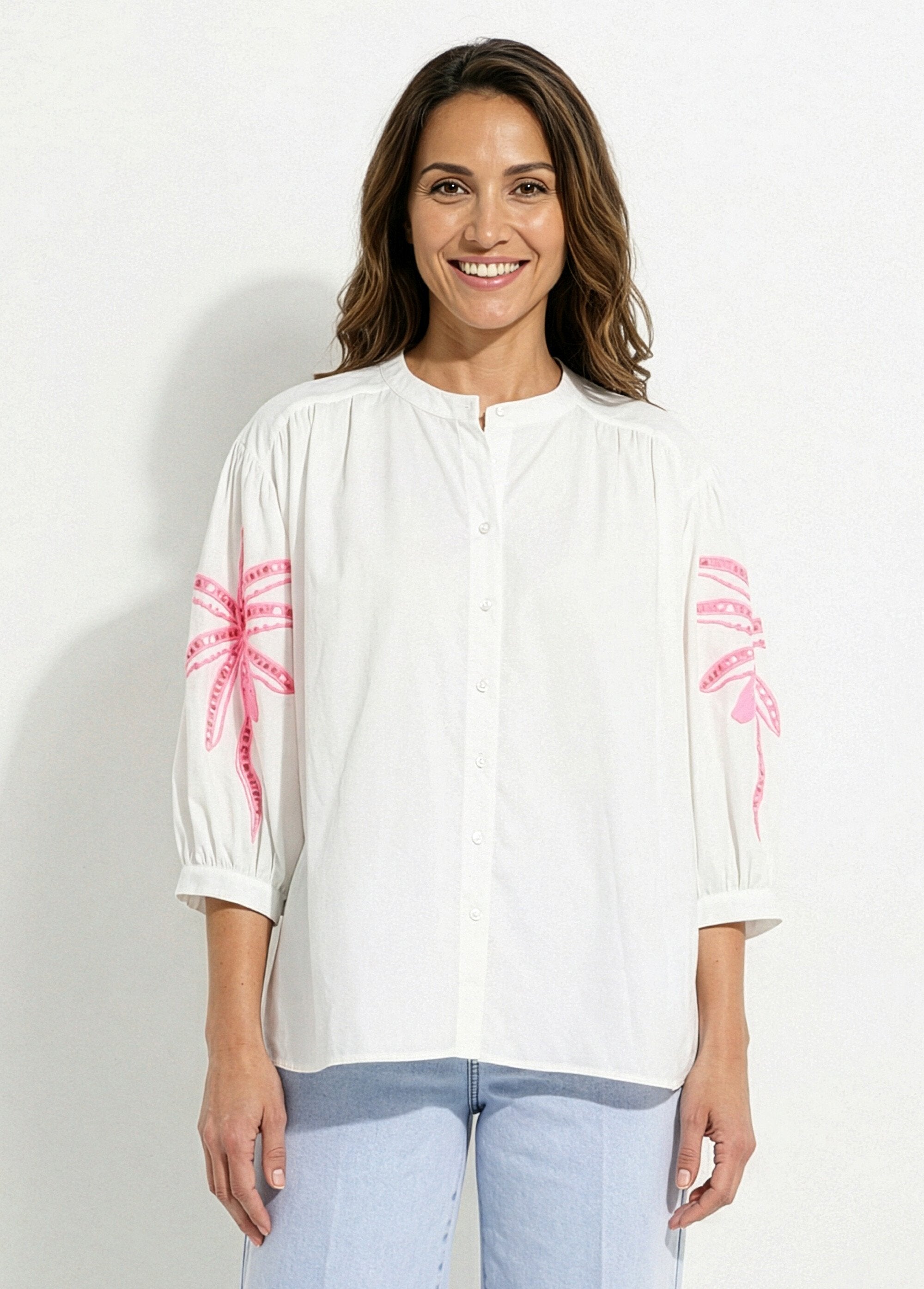 Loose-fitting_blouse_with_embroidered_palm_tree_sleeves_White_and_fluorescent_pink_FA1_slim