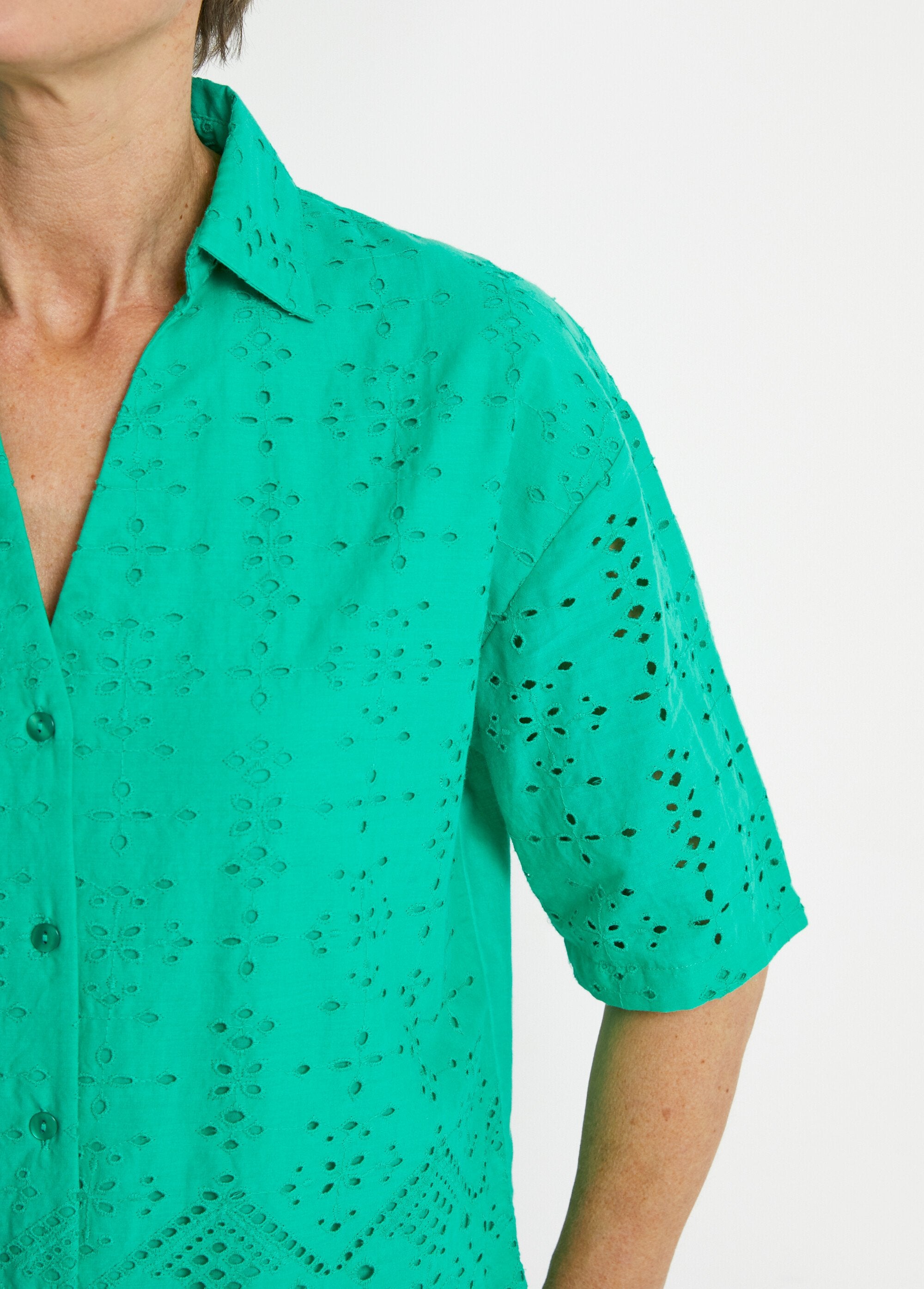 Embroidered_short-sleeved_blouse_Green_DE2_slim