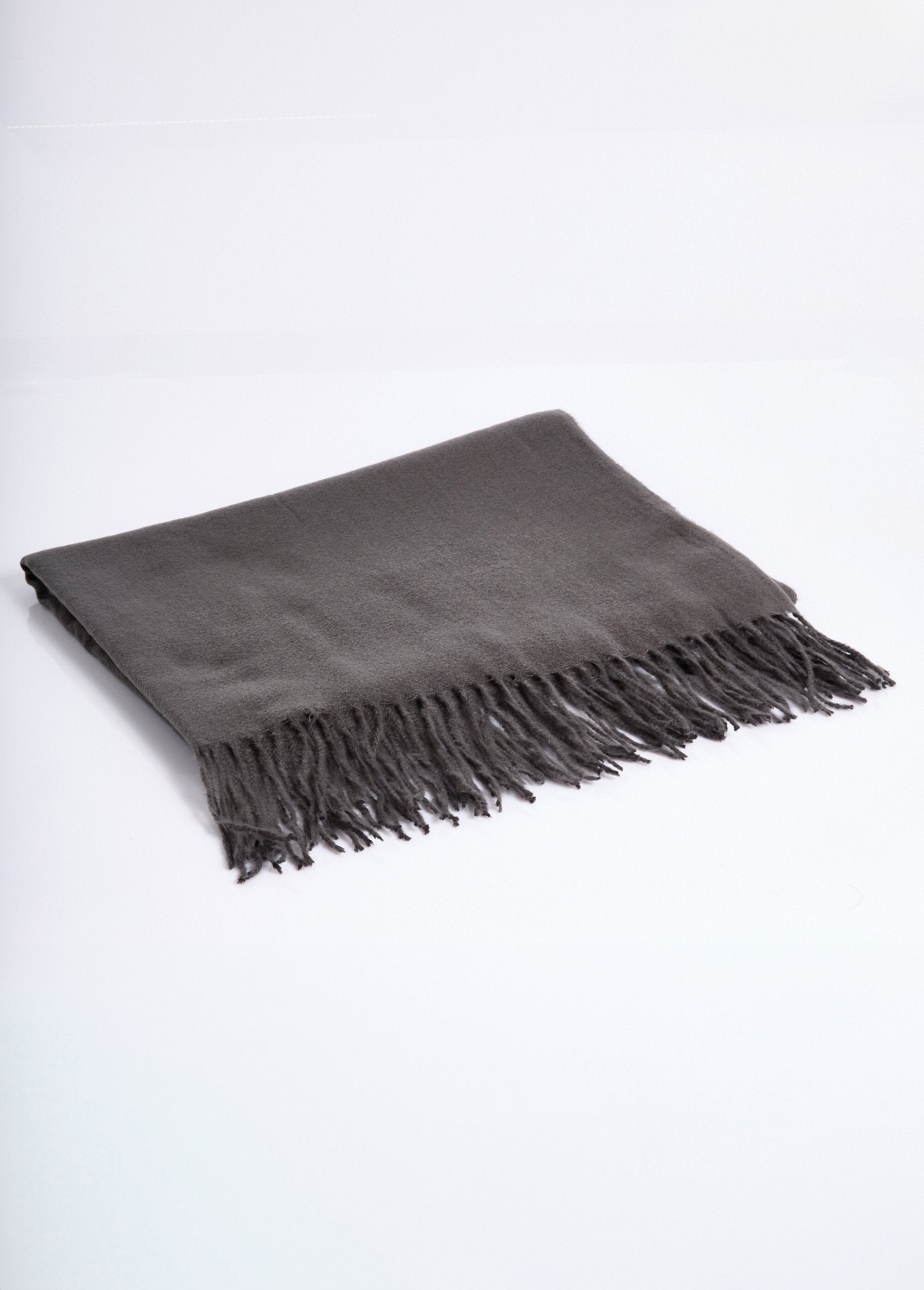 Soft_and_warm_fringed_scarf_Dark_gray_FA1_slim