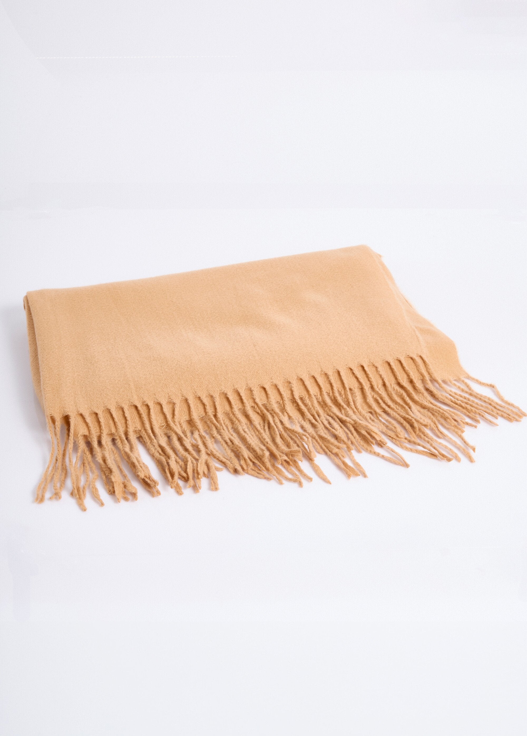 Soft_and_warm_fringed_scarf_camel_FA1_slim