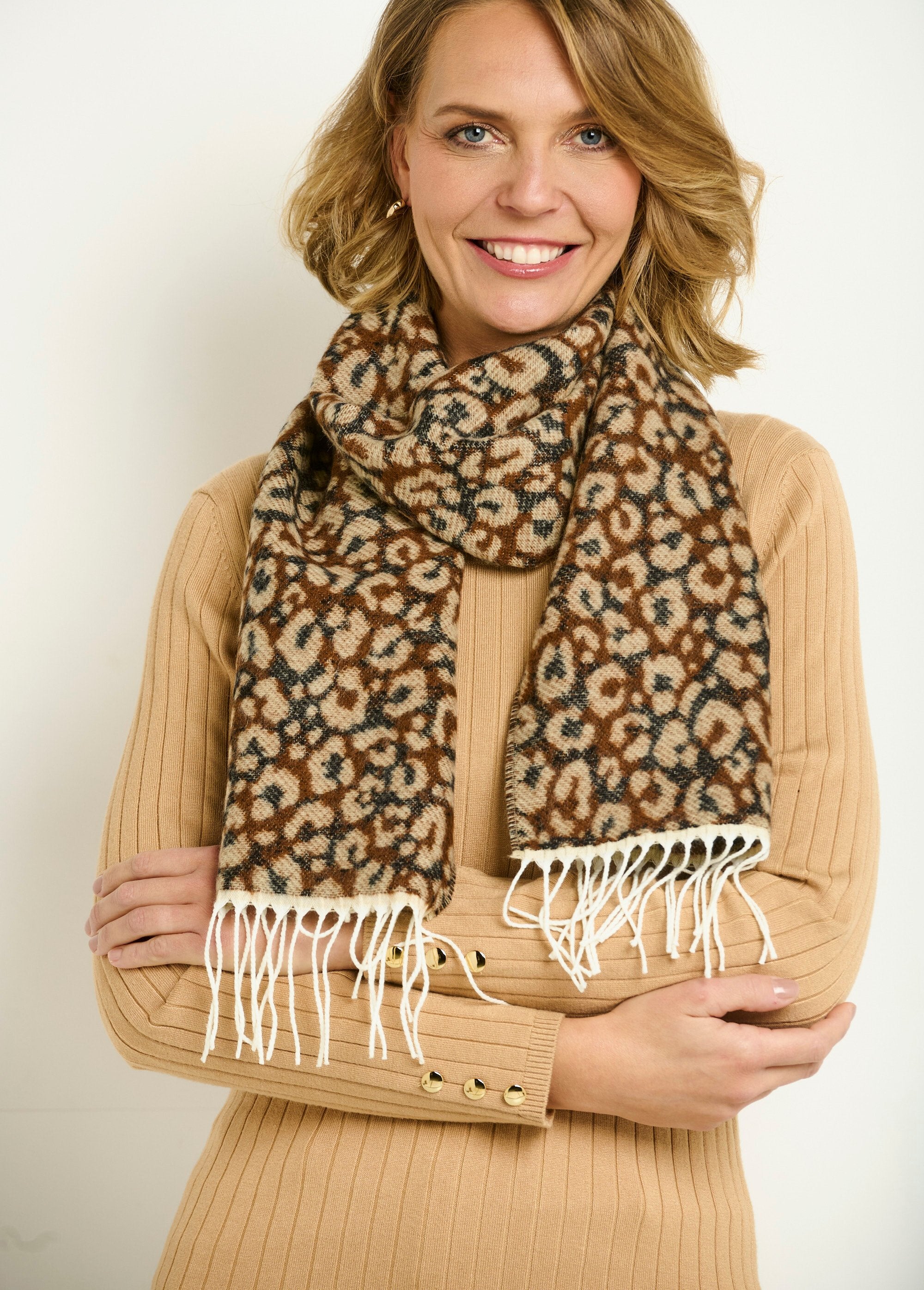 Leopard_print_fringed_warm_scarf_Ecru_DE1_slim