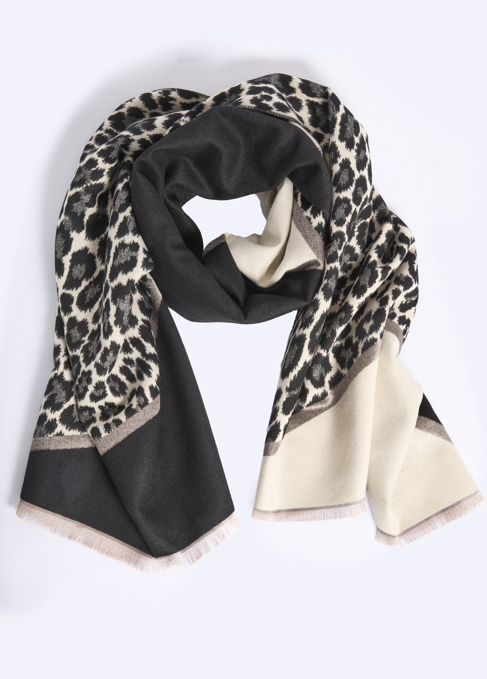 Thin_leopard-themed_scarf_with_small_fringes_Black_and_beige_FA1_slim