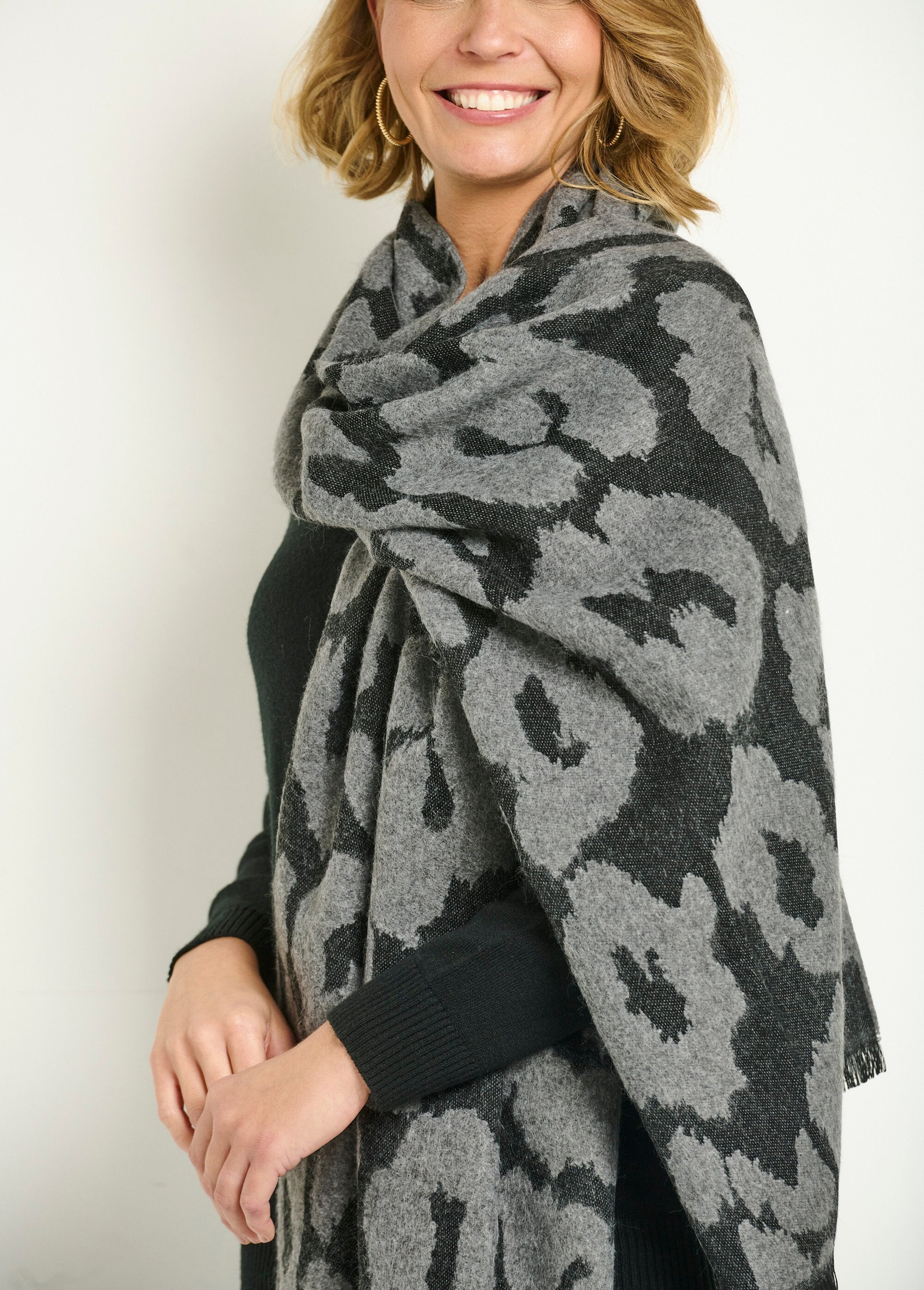 Large_warm_scarf_with_stylish_leopard_pattern_Black_and_gray_DE1_slim