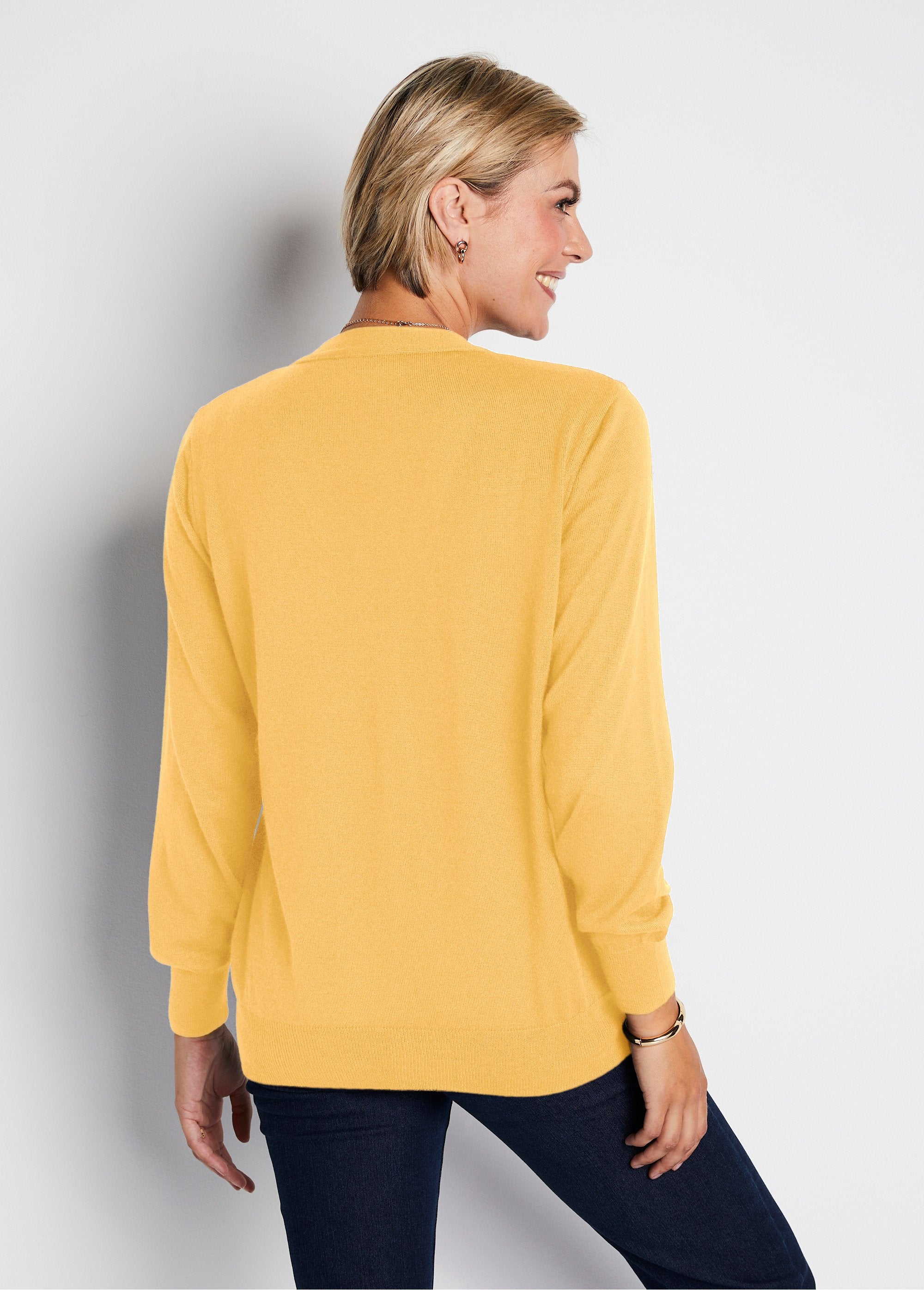 Buttoned_V-neck_cardigan_with_merino_wool_Vanilla_DO1_slim