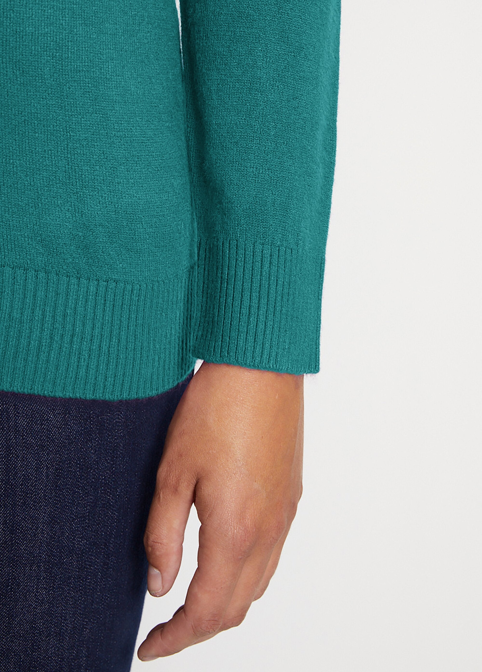 Mid-length_soft_knit_buttoned_cardigan_Green_DE1_slim