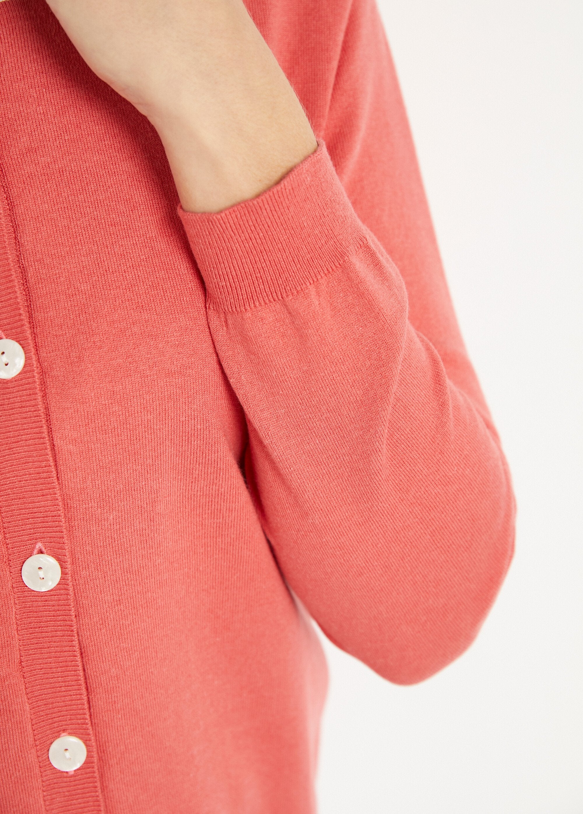 Soft_round_neck_buttoned_cardigan_vest_Poppy_DE2_slim