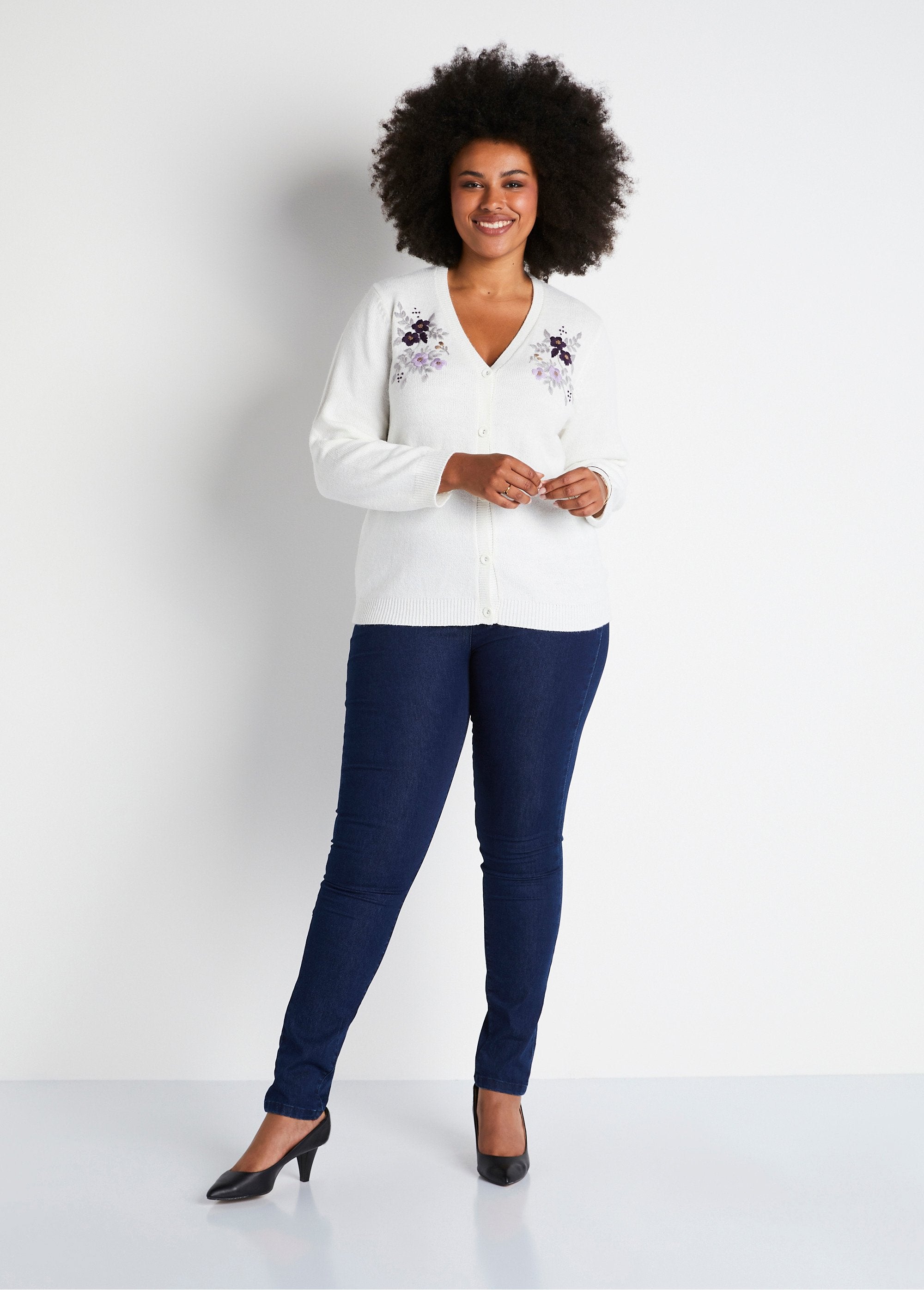 Soft_plain_V-neck_buttoned_short_embroidered_cardigan_Ecru_SF1_curvy