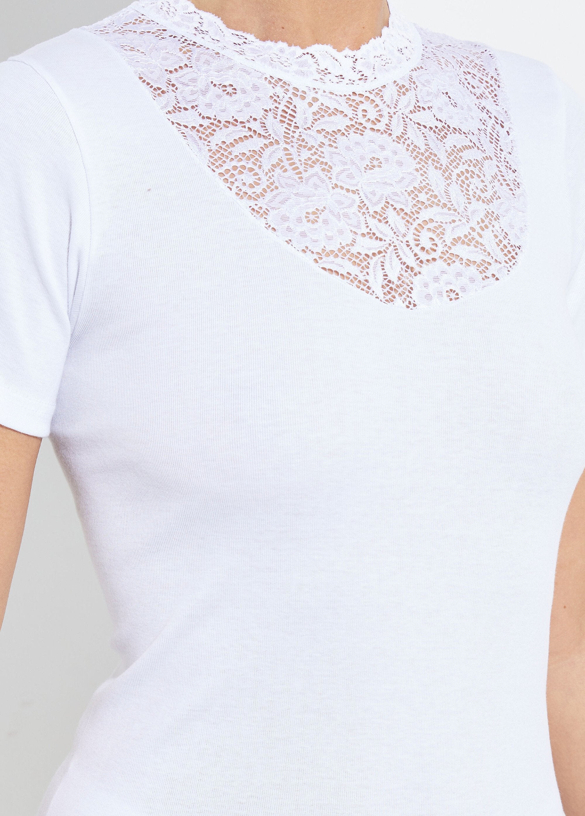 Short-sleeved_lace_undershirt_White_DE1_slim