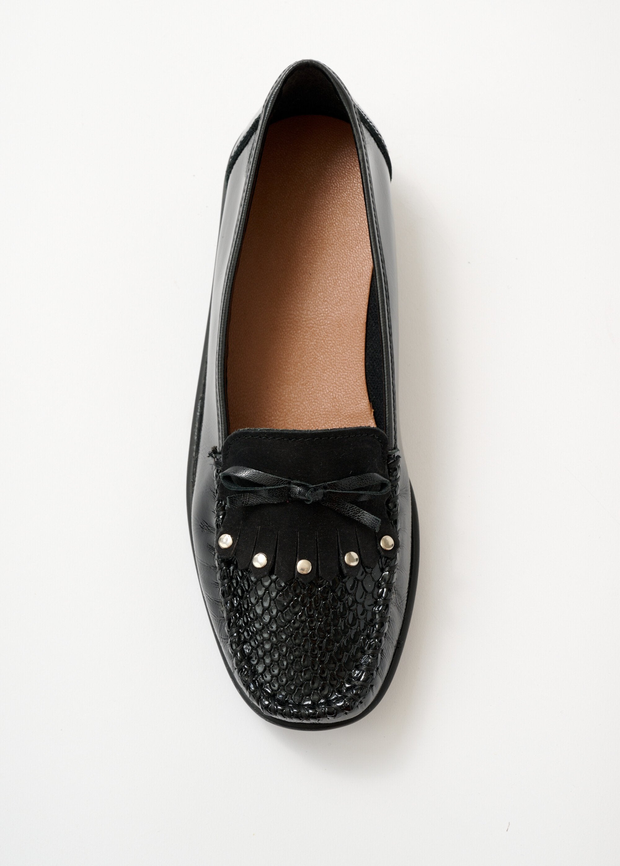 Leather_wedge_moccasins_with_fringed_tab_Black_varnish_OV1_slim