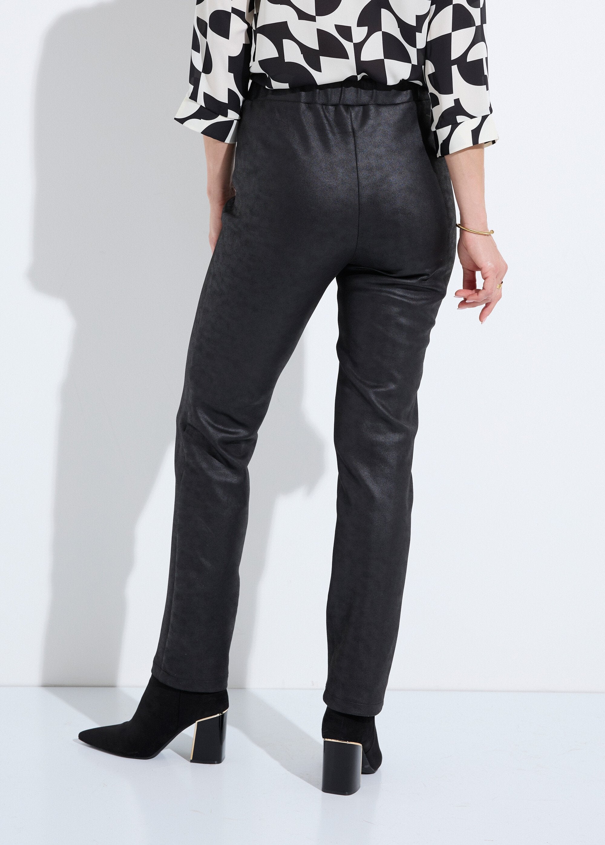 Pantalon_droit_ceinture_semi-élastiquée_aspect_peau_Noir_DO1_slim