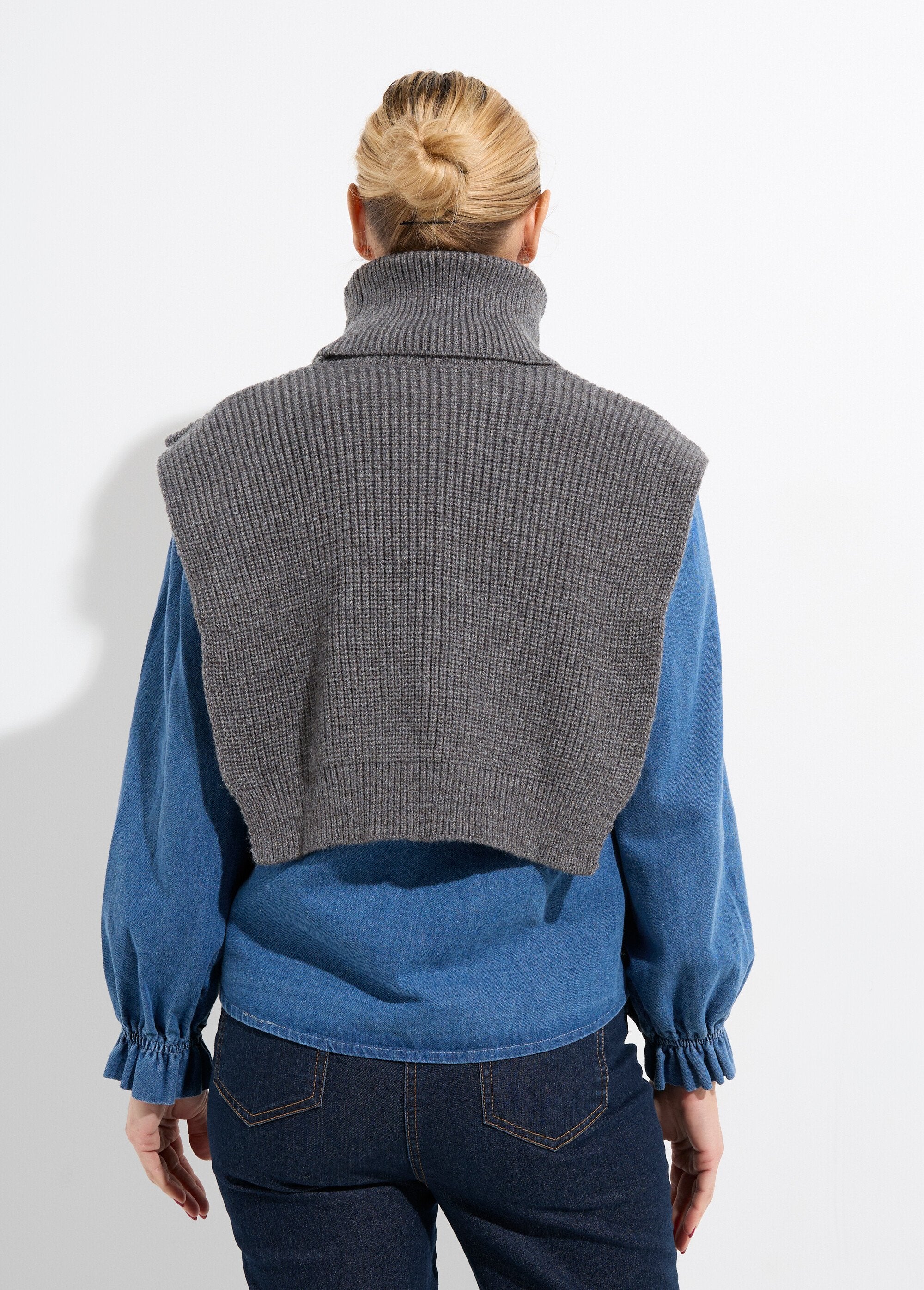 Warm_knitted_turtleneck_bib_Gray_DO1_slim