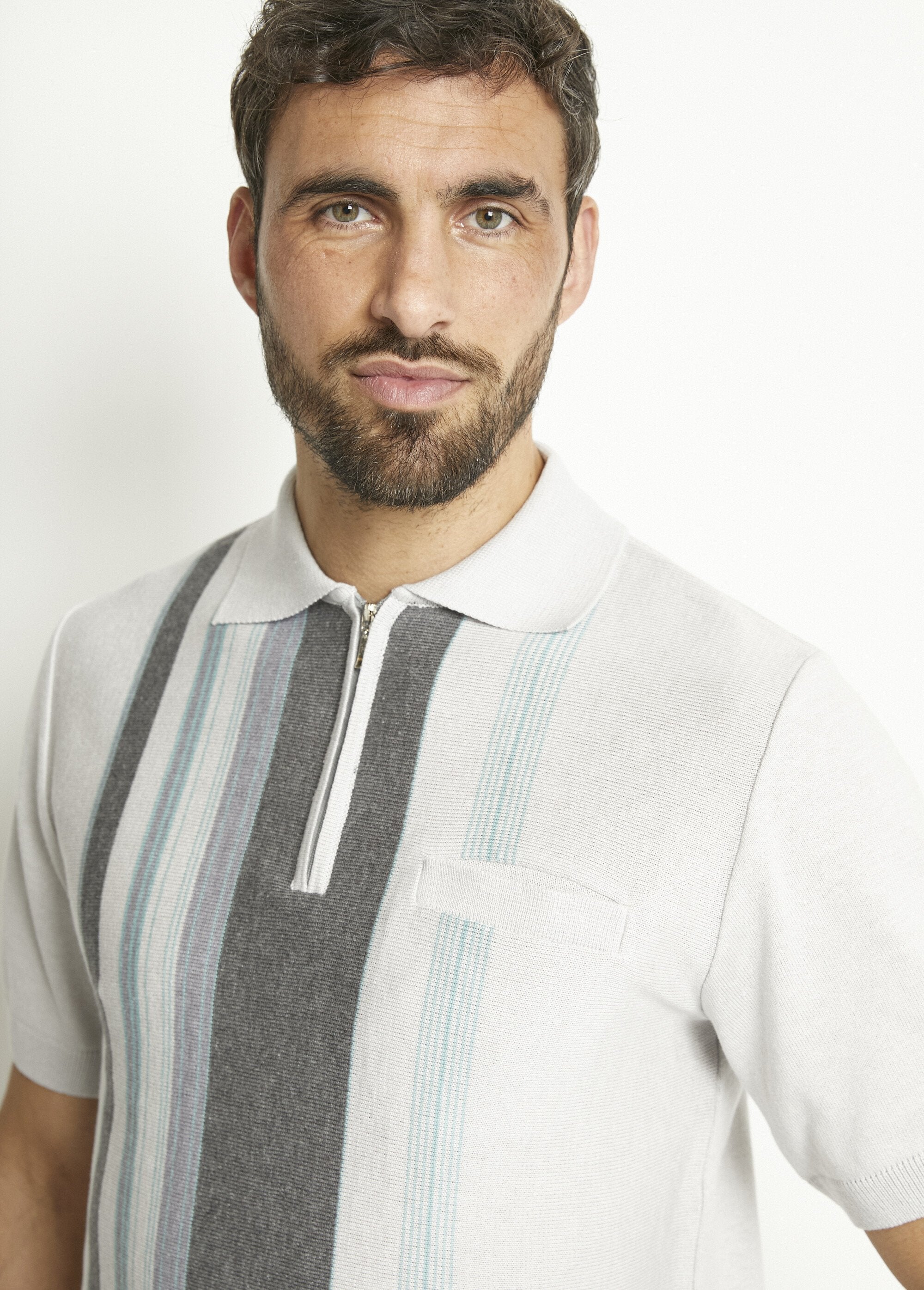 Short-sleeved_zipped_polo_shirt_with_jacquard_stripes_Gray_DE1_slim