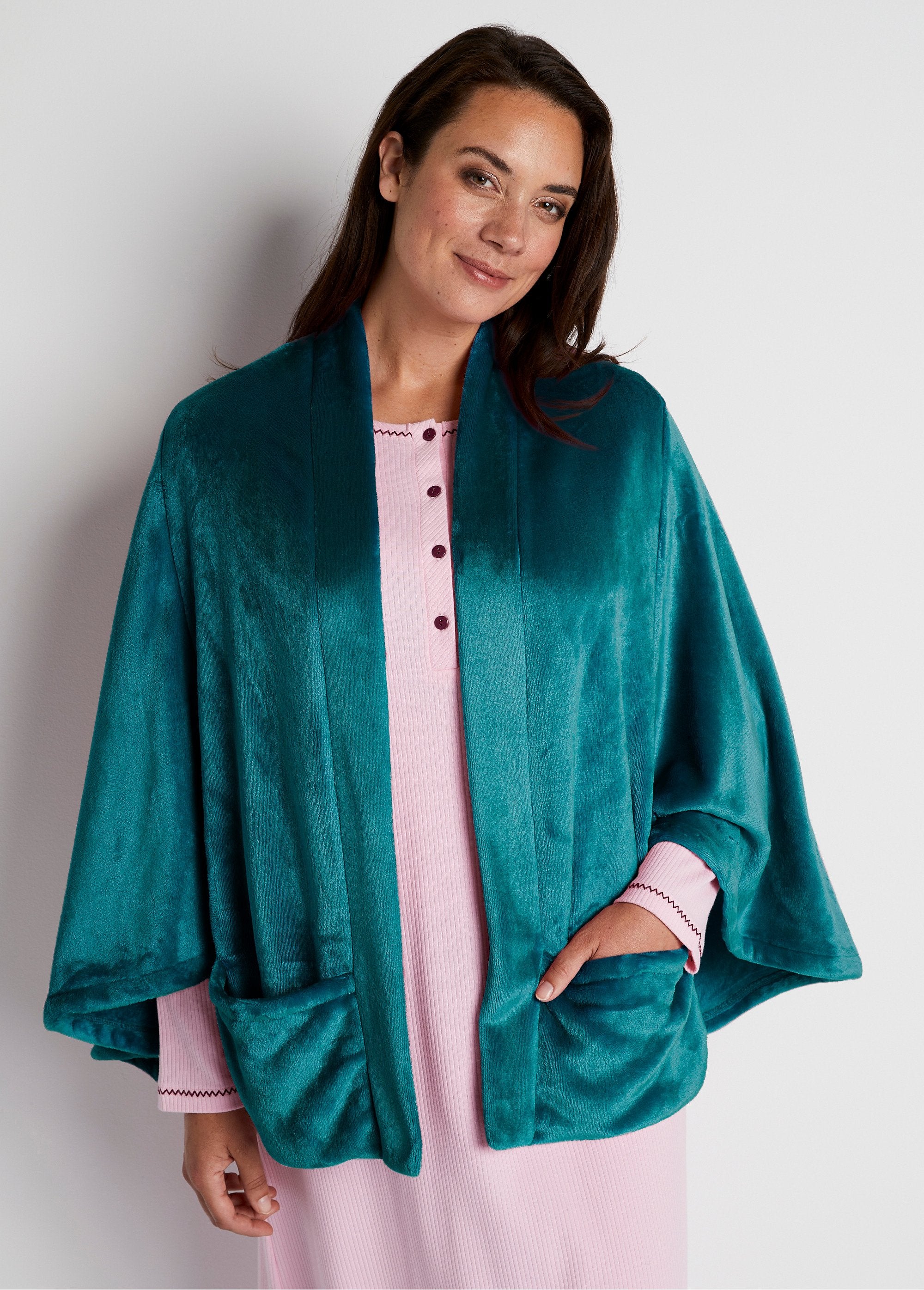 Edge-to-edge_plush_knit_poncho_Blue_Duck_FA1_curvy