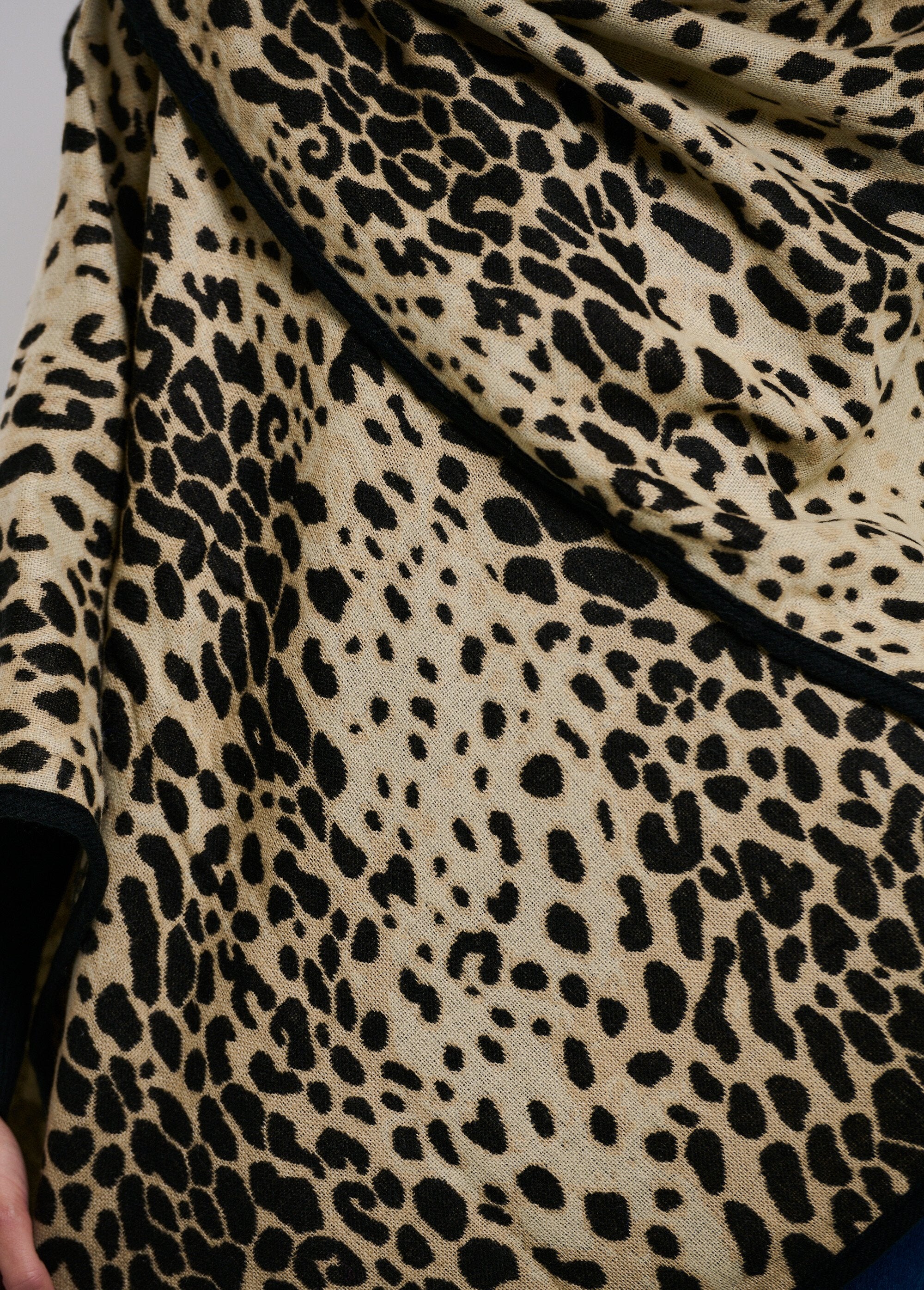 Poncho_motif_léopard_avec_biais_assorti_Leopard_DE2_slim