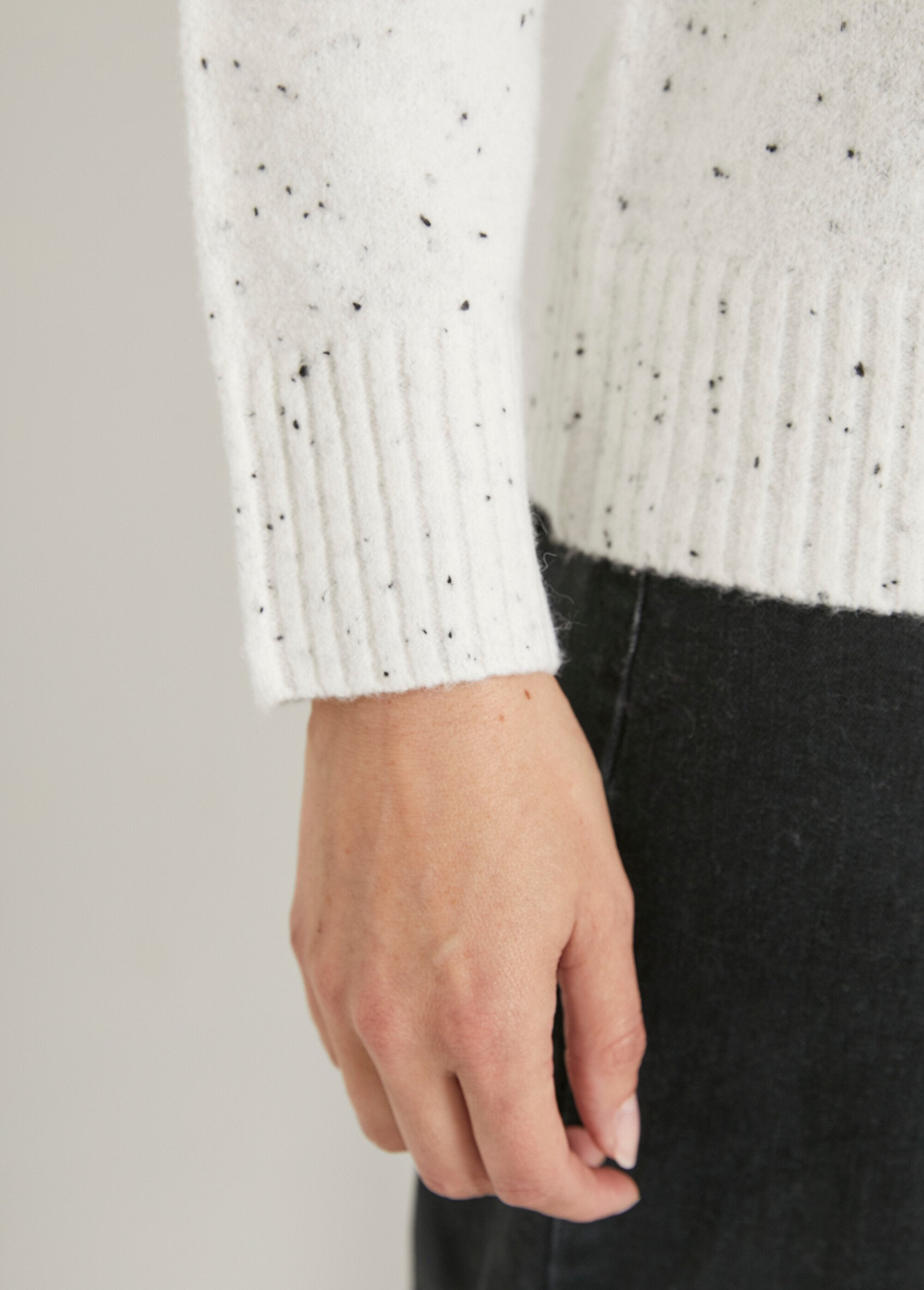 Warm_raglan_sweater_with_speckled_stand-up_collar_Ecru_DE2_slim