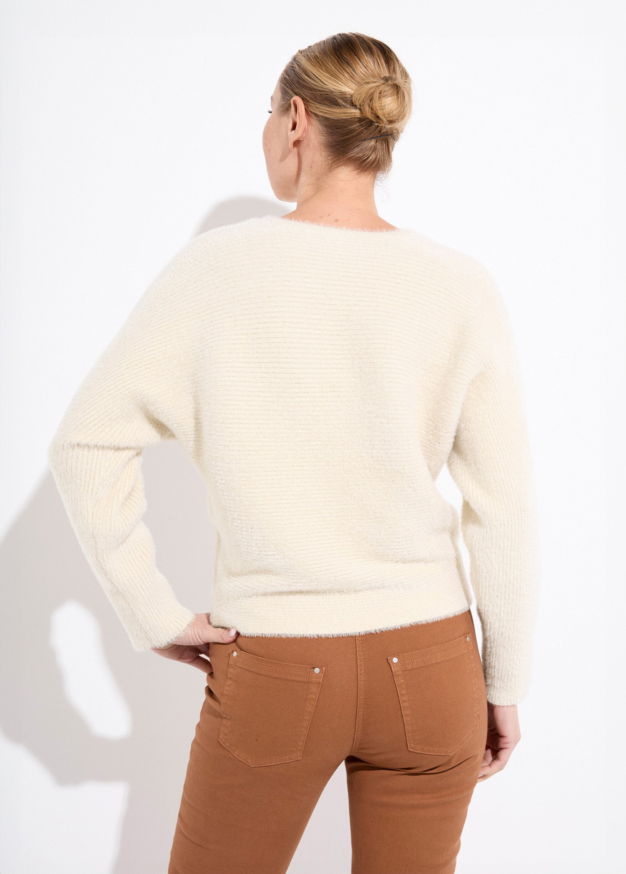 Pull_côtelé_col_rond_sans_emmanchures_boîte_Ecru_DO1_slim