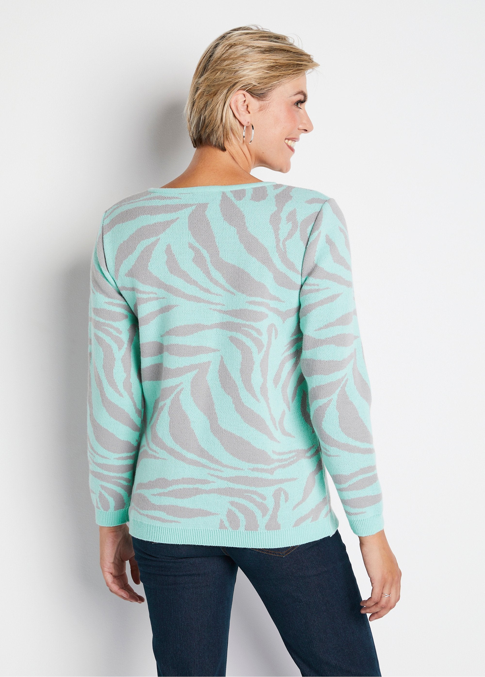 Soft_zebra_jacquard_round_neck_sweater_Onyx_and_gray_DO1_slim