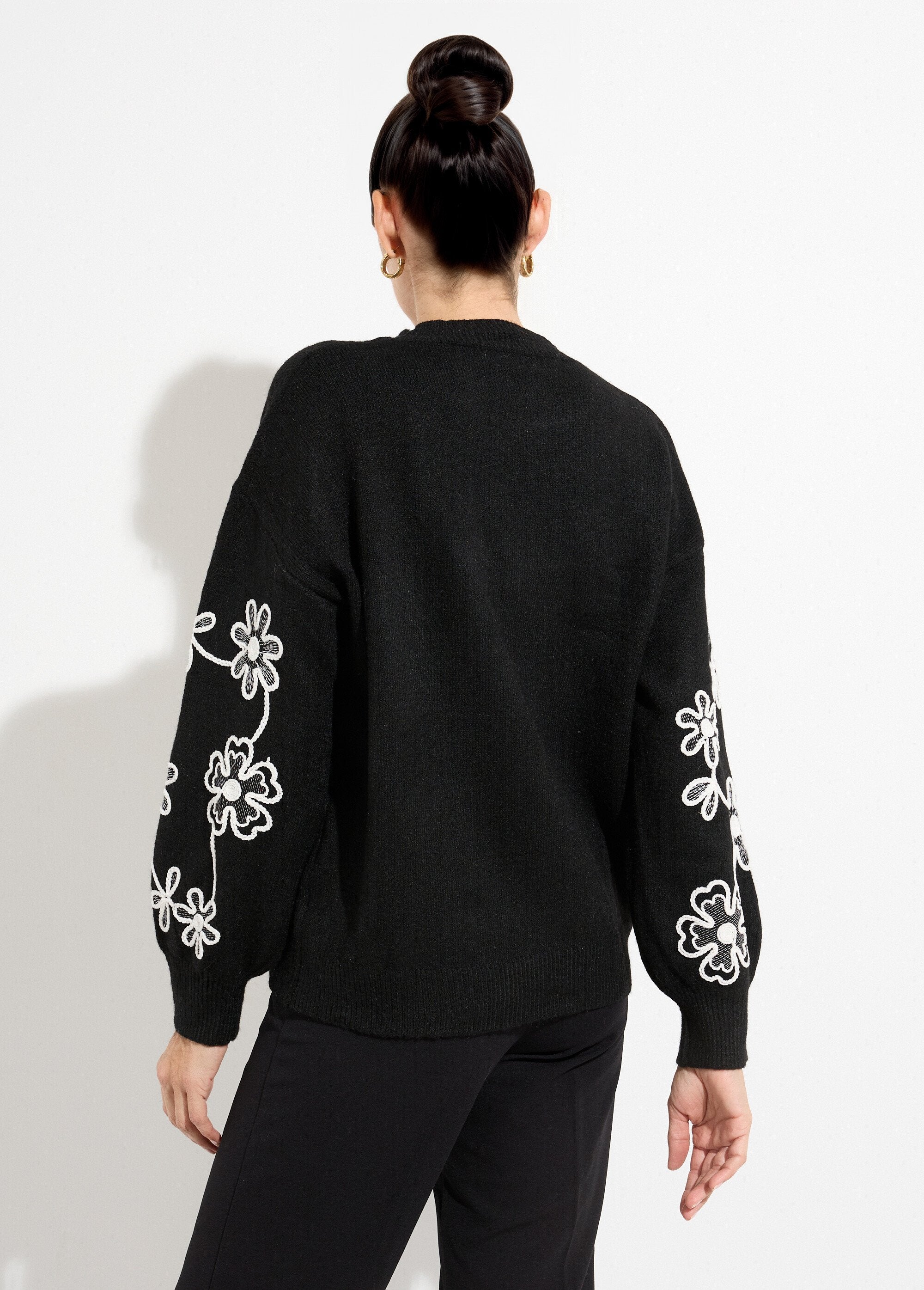 Pull_montant_application_fleurs_brodées_Noir_DO1_slim
