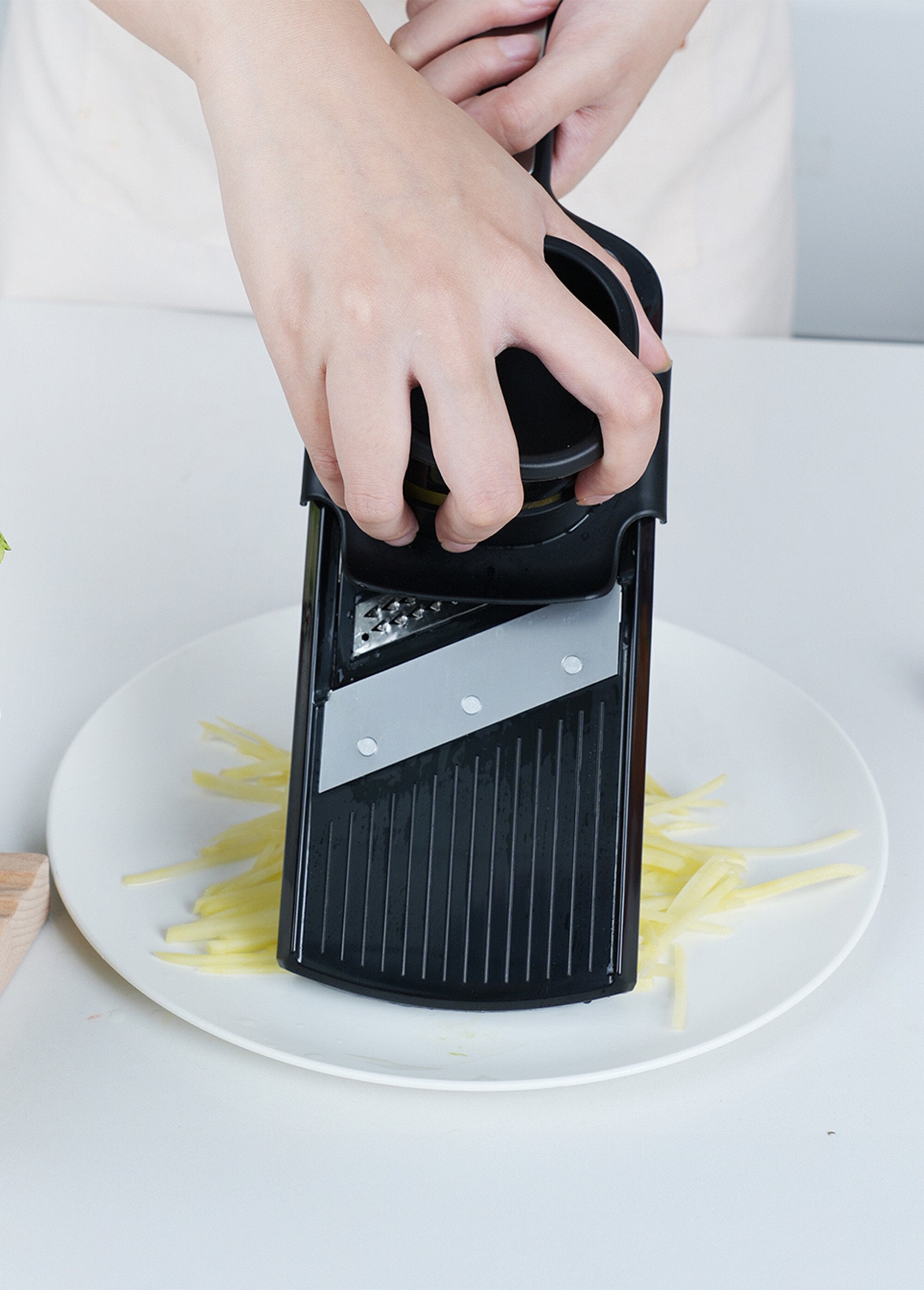 Kitchen_grater_with_2_stainless_steel_blades_and_pusher_Black_and_gray_DE3_slim