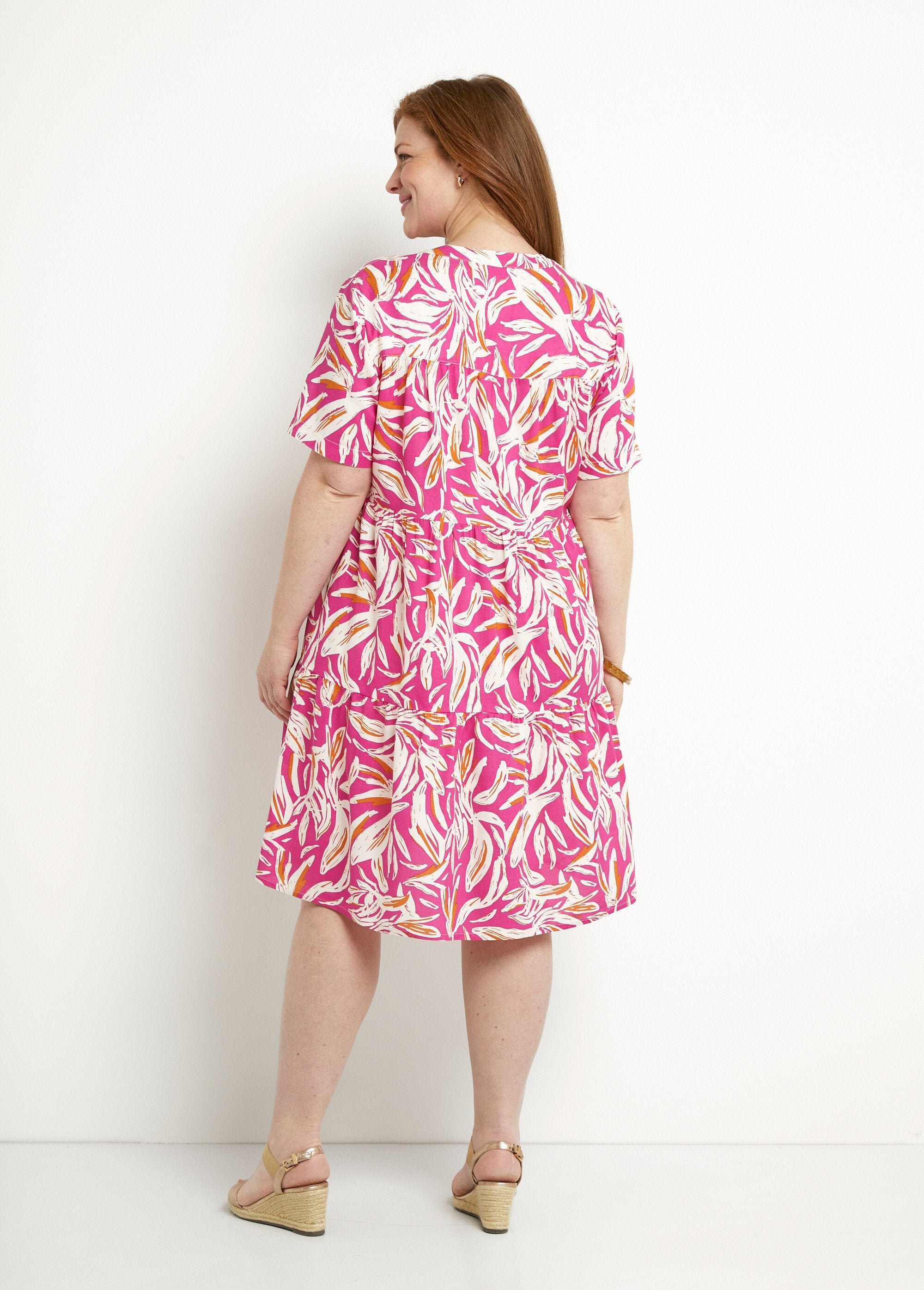 Printed_buttoned_V-neck_dress_with_short_sleeves_Pink_and_white_DO1_curvy