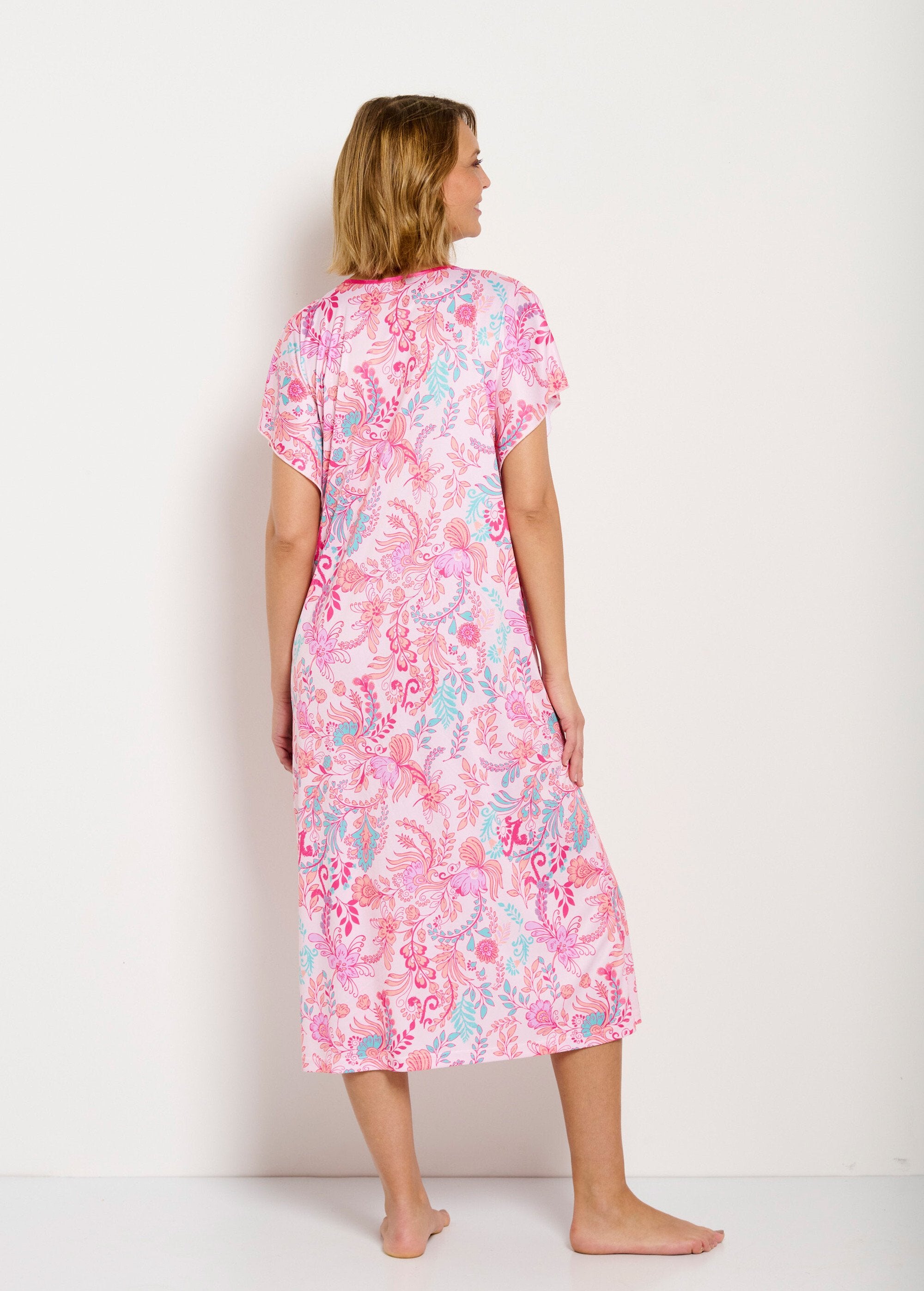 Robe_d'hôtesse_longue_satinée_imprimé_floral_Fond_rose_DO1_slim